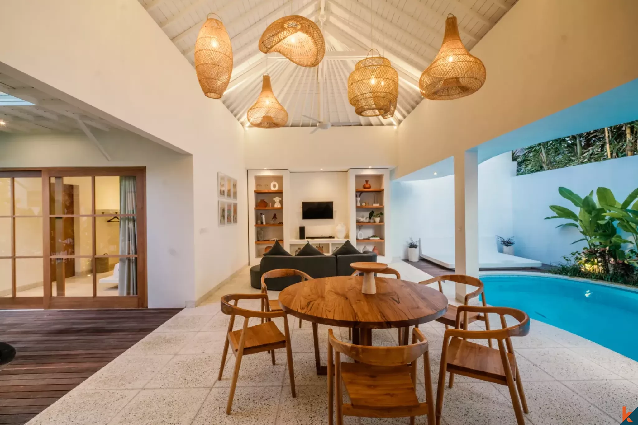 Villa Gaya Tropis dengan Tiga Kamar Tidur untuk Disewakan di Berawa