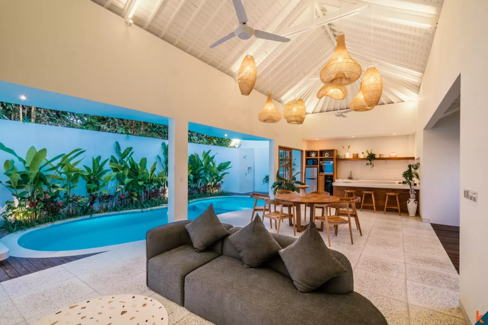 Villa Gaya Tropis dengan Tiga Kamar Tidur untuk Disewakan di Berawa