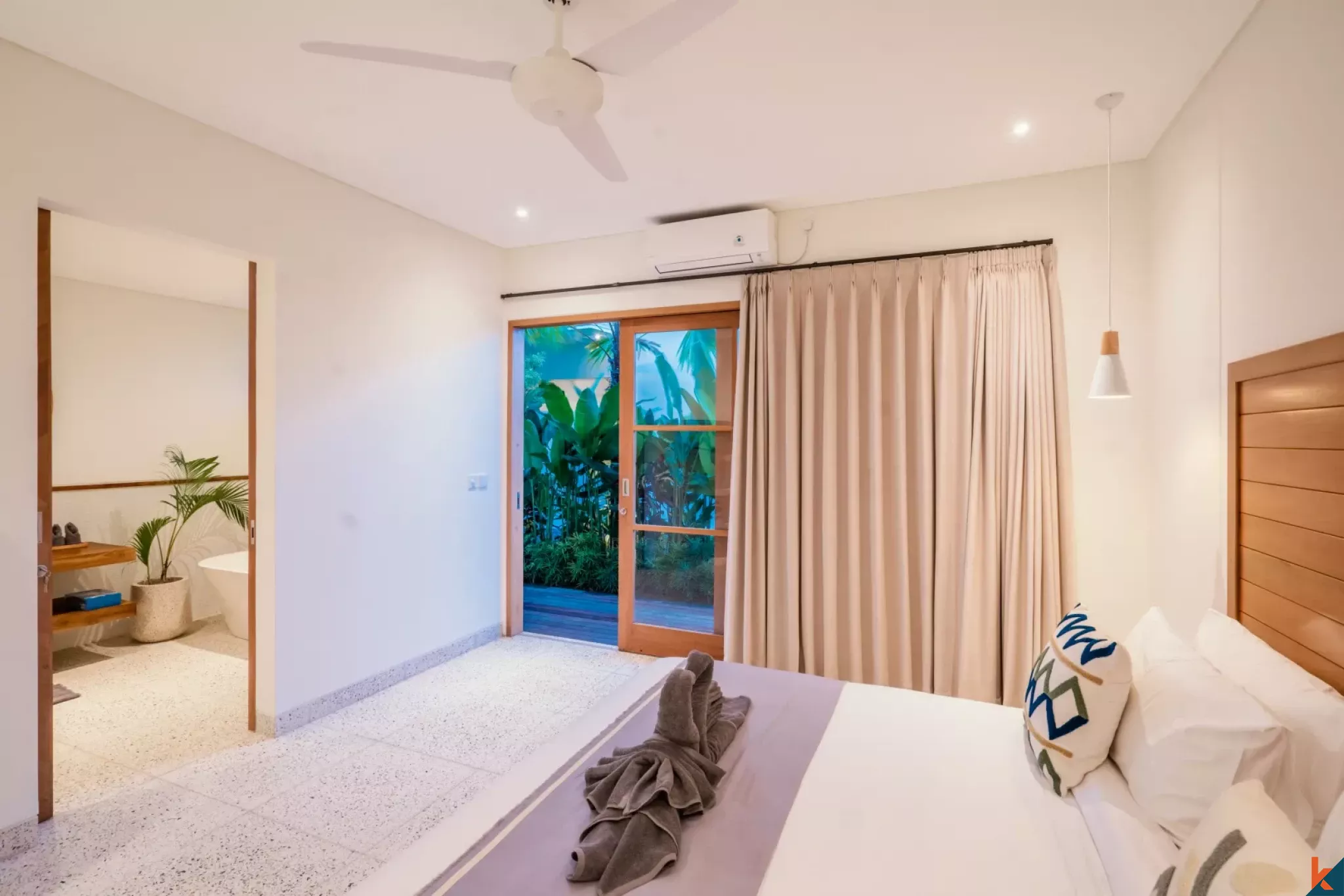 Villa Gaya Tropis dengan Tiga Kamar Tidur untuk Disewakan di Berawa