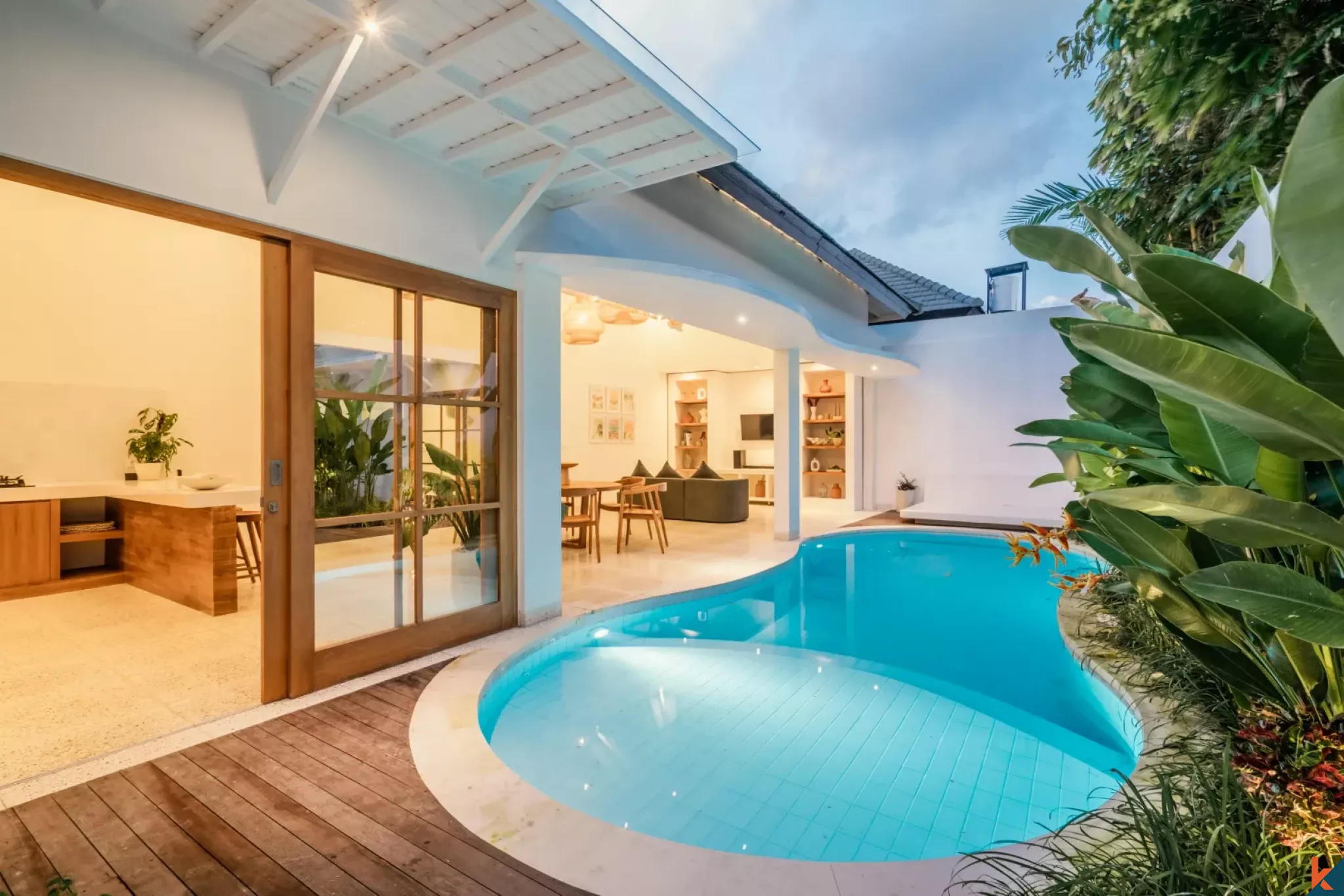 Villa Gaya Tropis dengan Tiga Kamar Tidur untuk Disewakan di Berawa