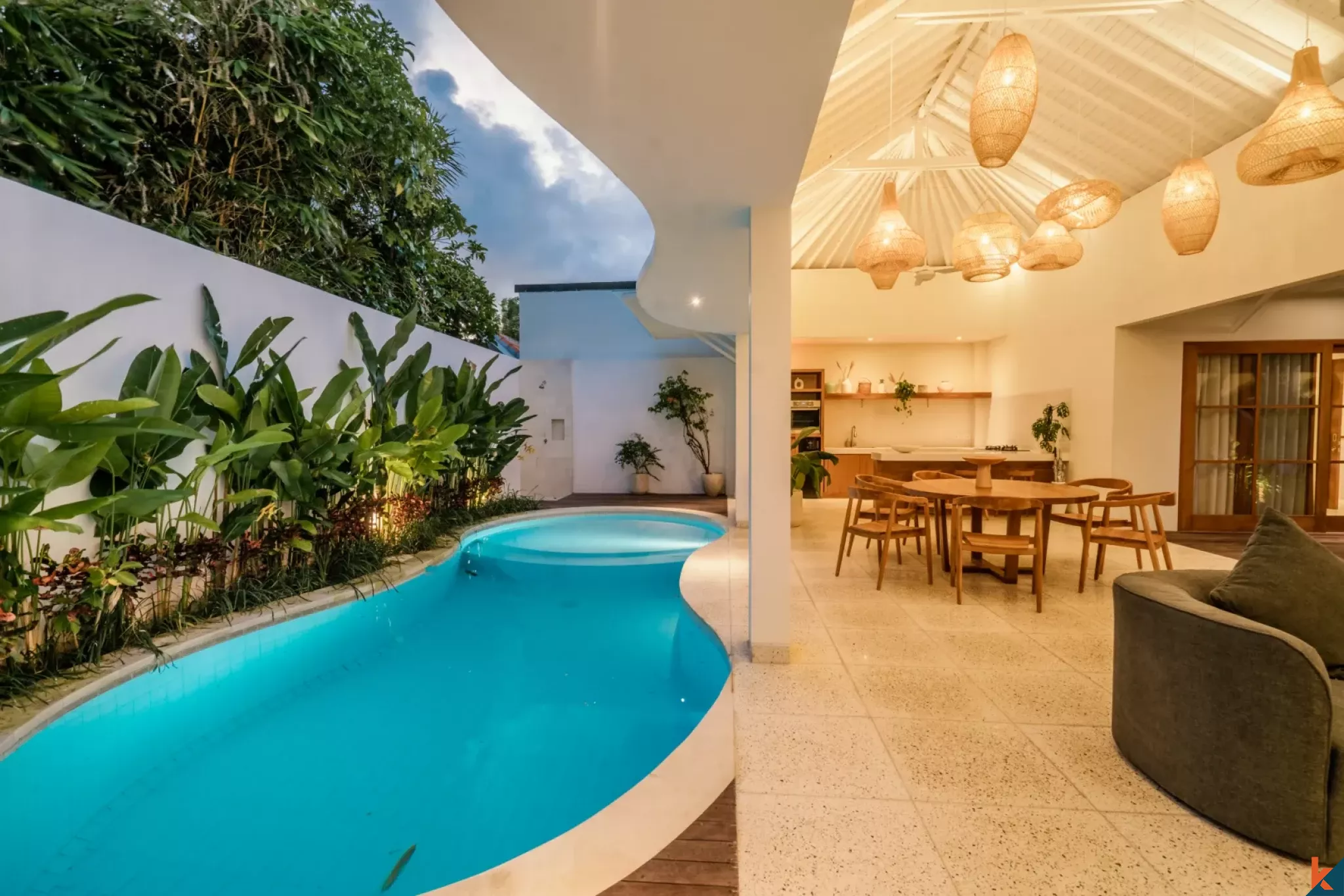 Villa Gaya Tropis dengan Tiga Kamar Tidur untuk Disewakan di Berawa