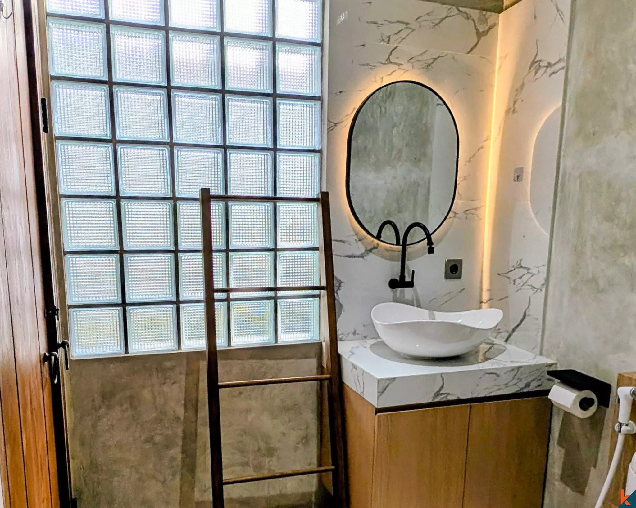 Vila modern bertingkat empat kamar tidur untuk dijual di Padonan