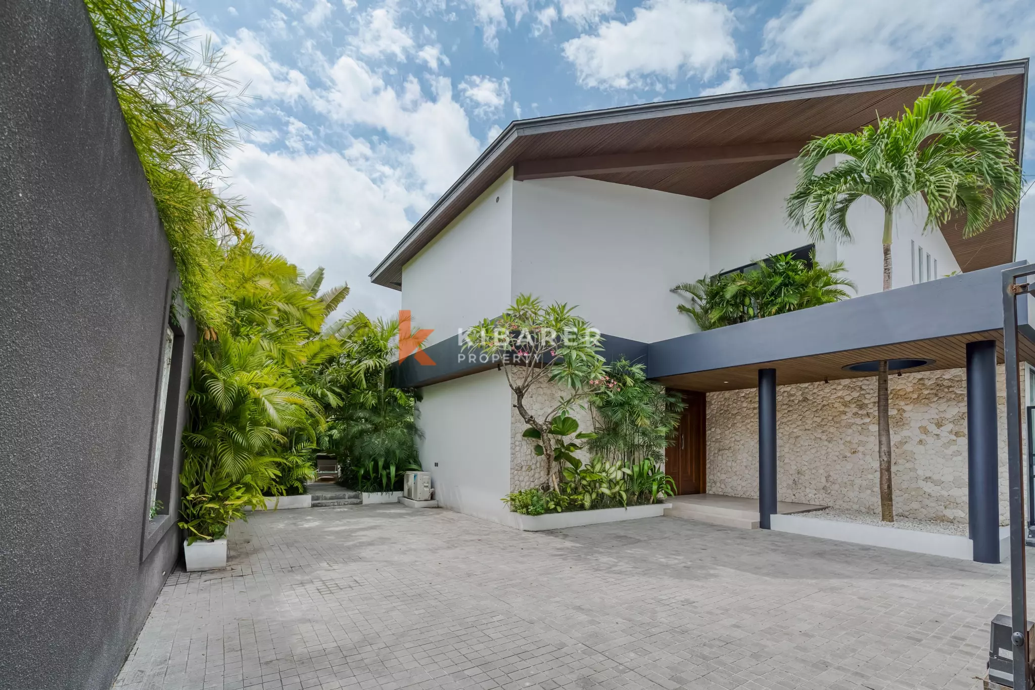 Private Oasis Four Bedroom plus Office room in Umalas