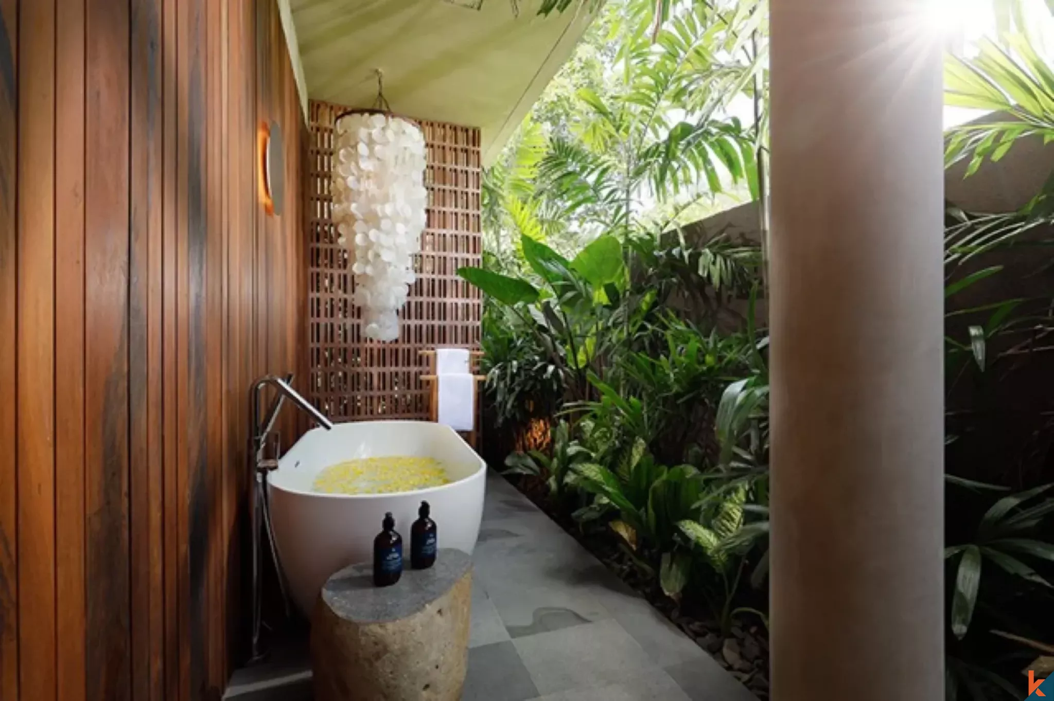 Penginapan Mewah dengan 7 Kamar Tidur dan Pemandangan Sungai yang Menakjubkan, Terletak di Pusat Pererenan