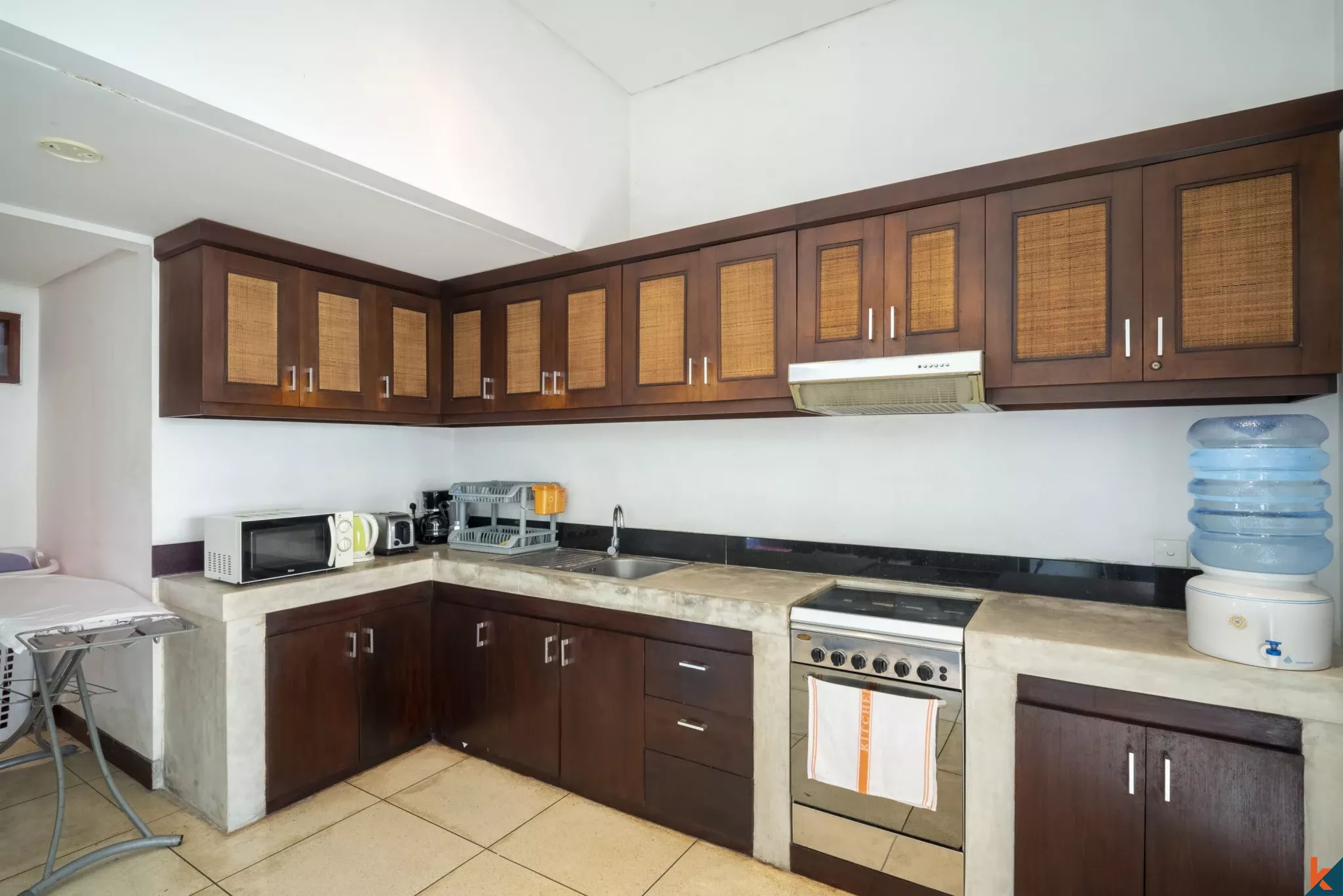 Vila Tropis 3 Kamar Tidur yang Tenang dengan Kolam Renang Pribadi di Pusat Pererenan