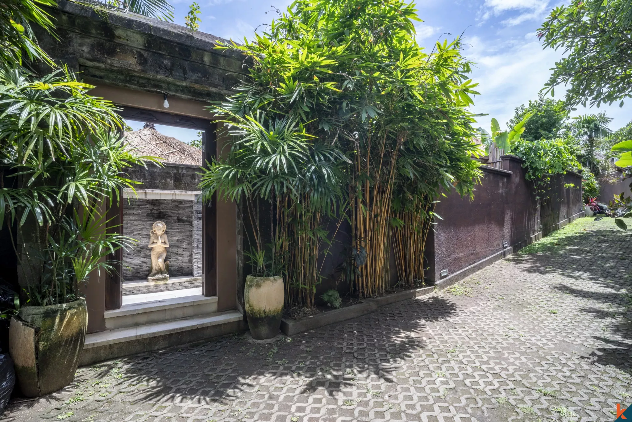 Vila Tropis 3 Kamar Tidur yang Tenang dengan Kolam Renang Pribadi di Pusat Pererenan