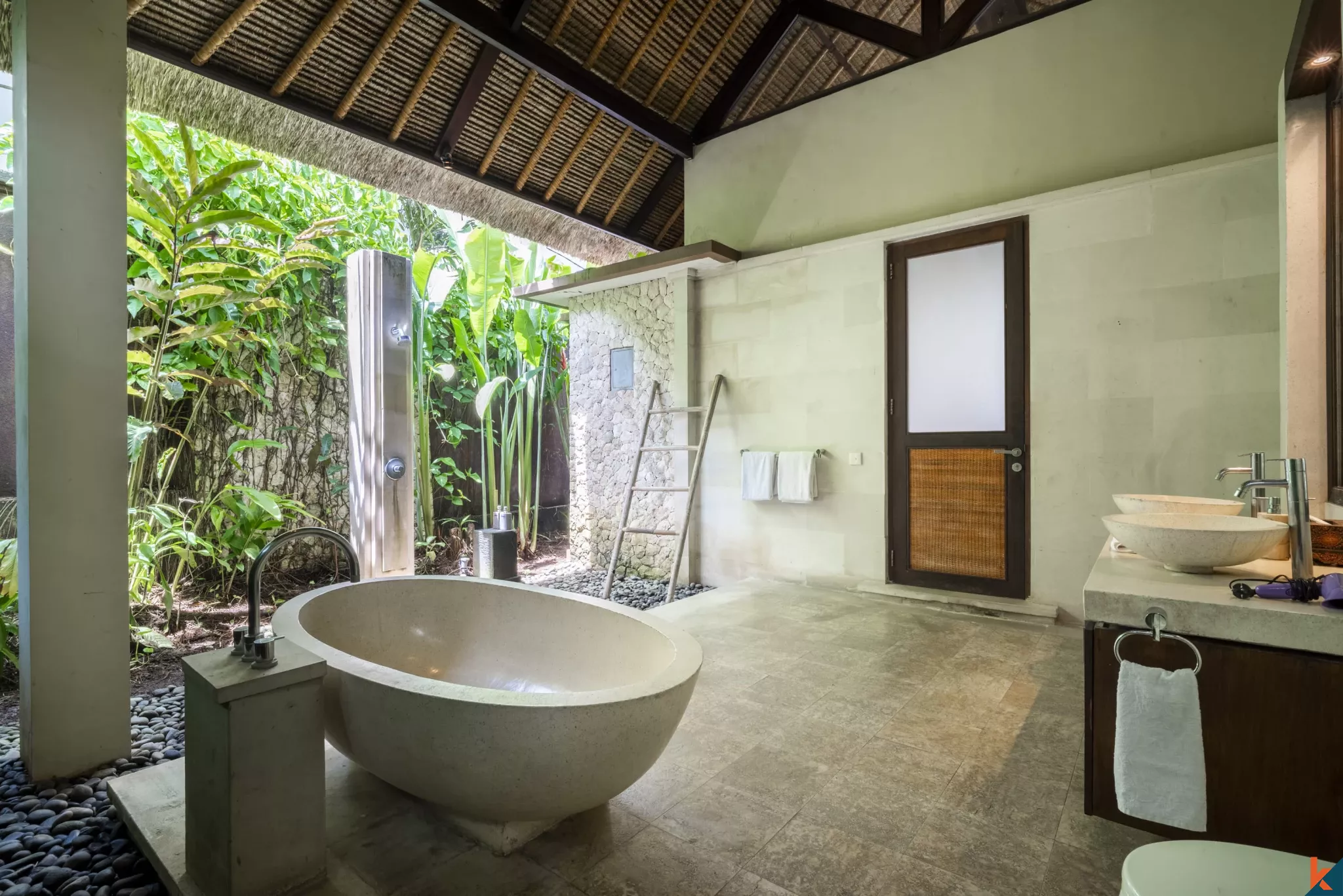 Vila Tropis 3 Kamar Tidur yang Tenang dengan Kolam Renang Pribadi di Pusat Pererenan