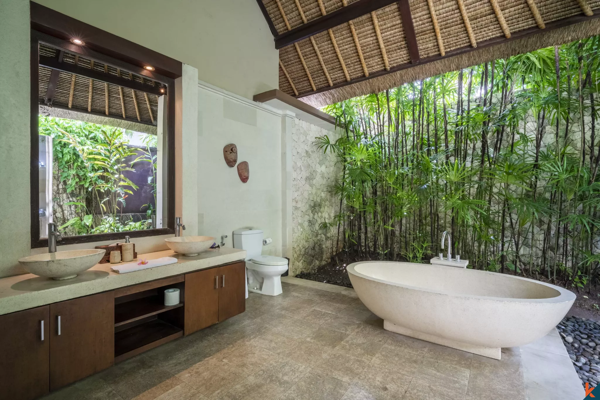 Vila Tropis 3 Kamar Tidur yang Tenang dengan Kolam Renang Pribadi di Pusat Pererenan