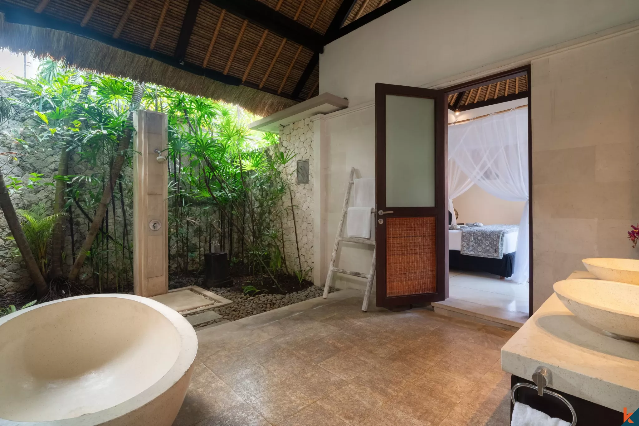 Oasis Tropis 2 Kamar Tidur dengan Kolam Renang Pribadi di Pusat Pererenan