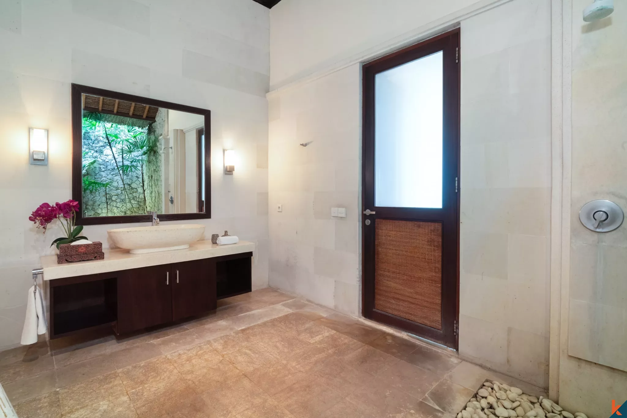 Oasis Tropis 2 Kamar Tidur dengan Kolam Renang Pribadi di Pusat Pererenan