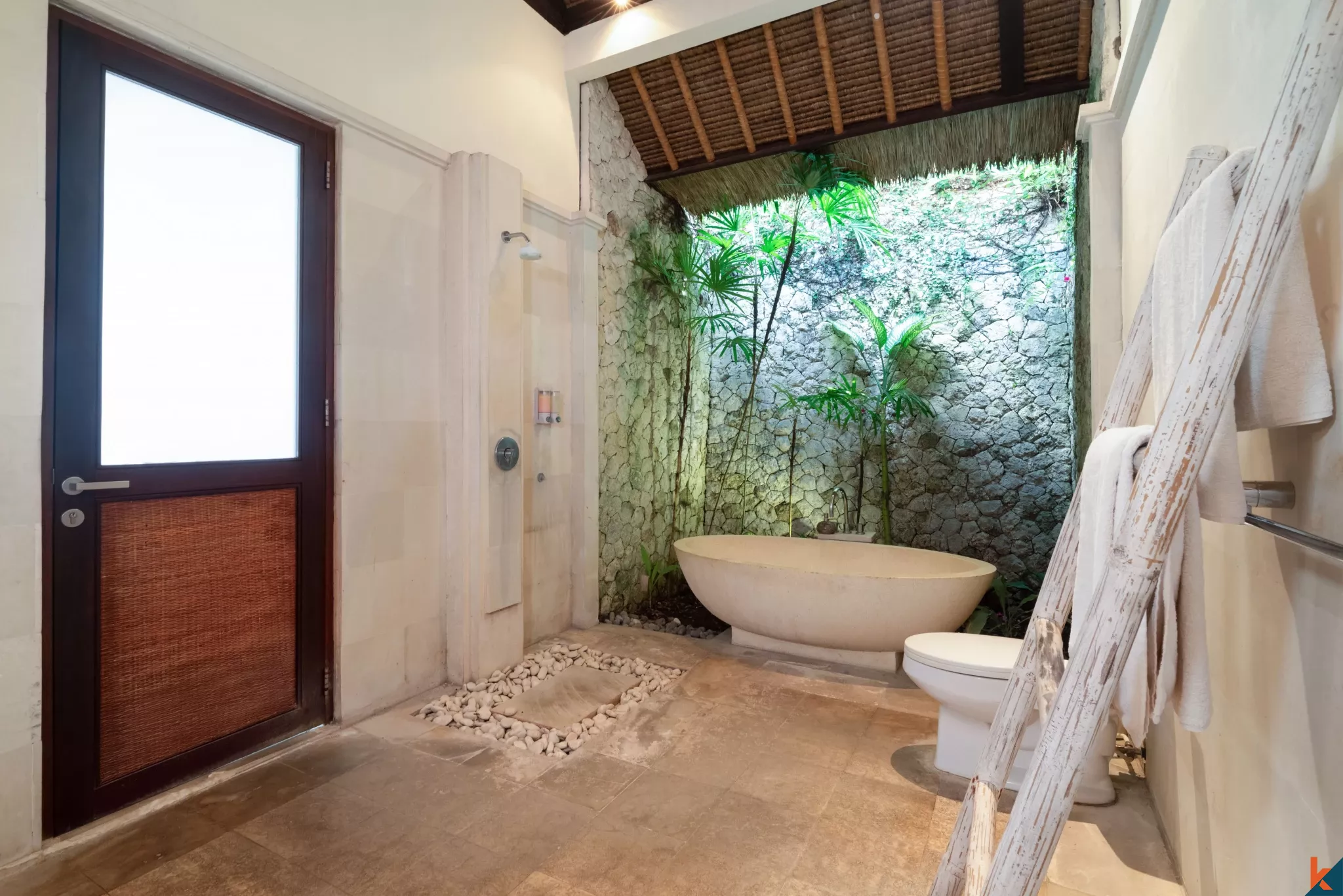 Oasis Tropis 2 Kamar Tidur dengan Kolam Renang Pribadi di Pusat Pererenan