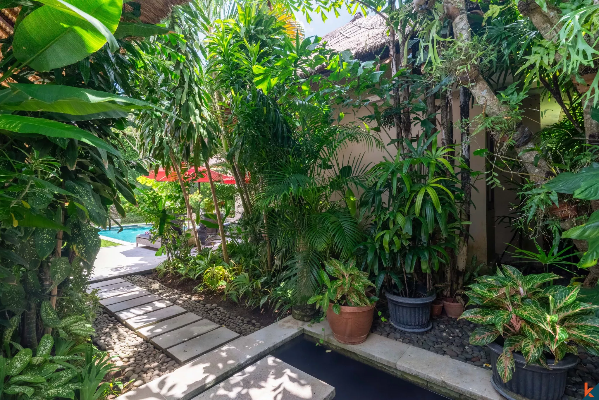 Oasis Tropis 2 Kamar Tidur dengan Kolam Renang Pribadi di Pusat Pererenan