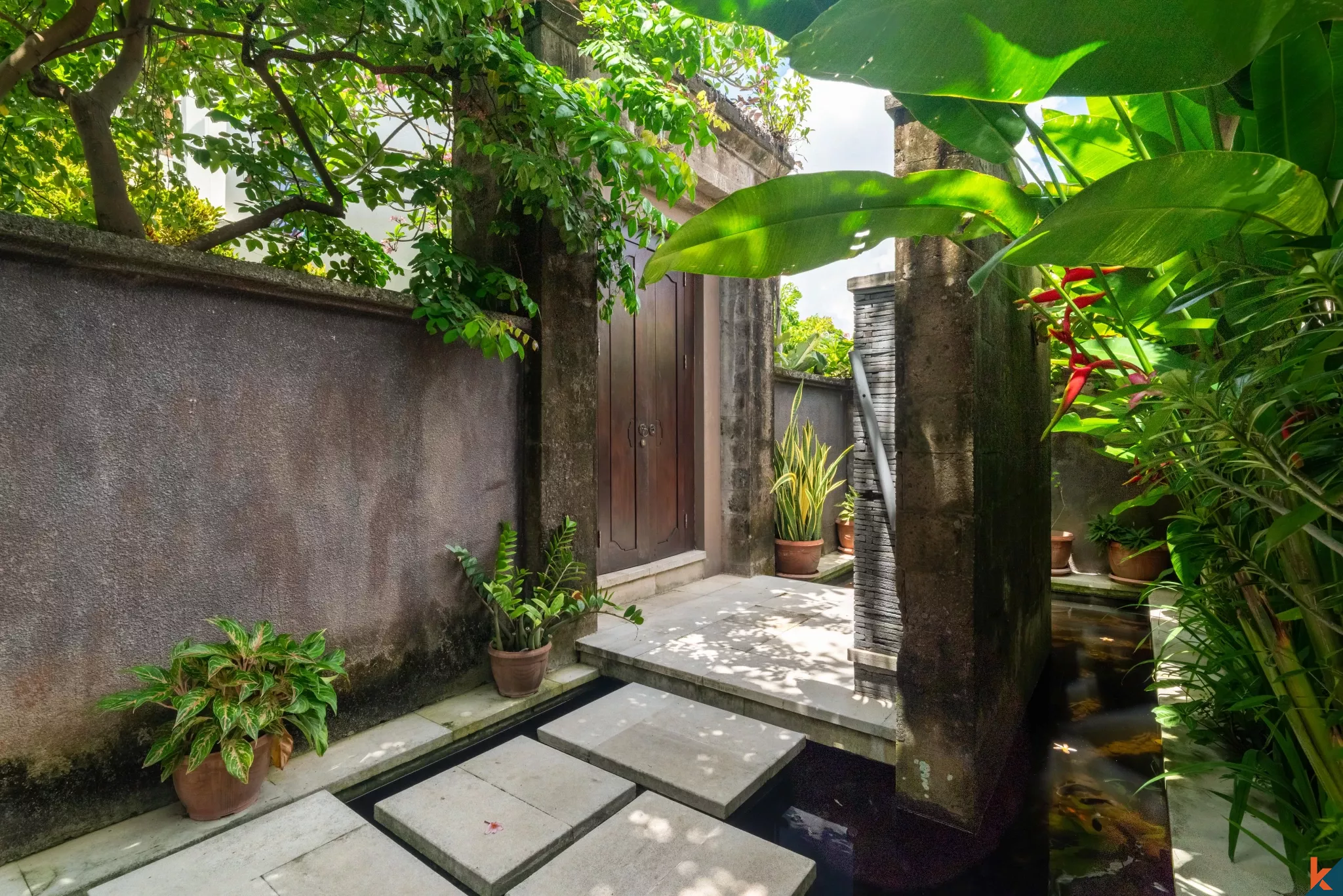 Oasis Tropis 2 Kamar Tidur dengan Kolam Renang Pribadi di Pusat Pererenan