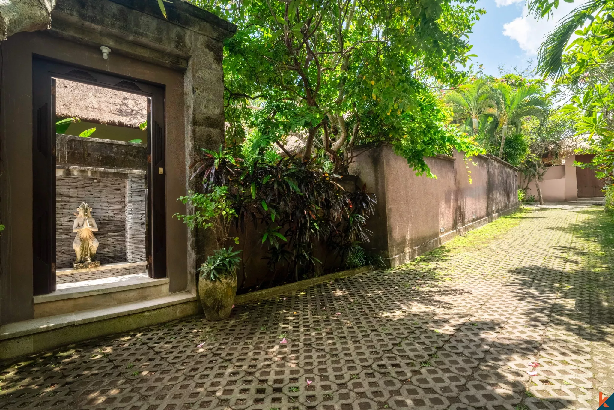 Oasis Tropis 2 Kamar Tidur dengan Kolam Renang Pribadi di Pusat Pererenan