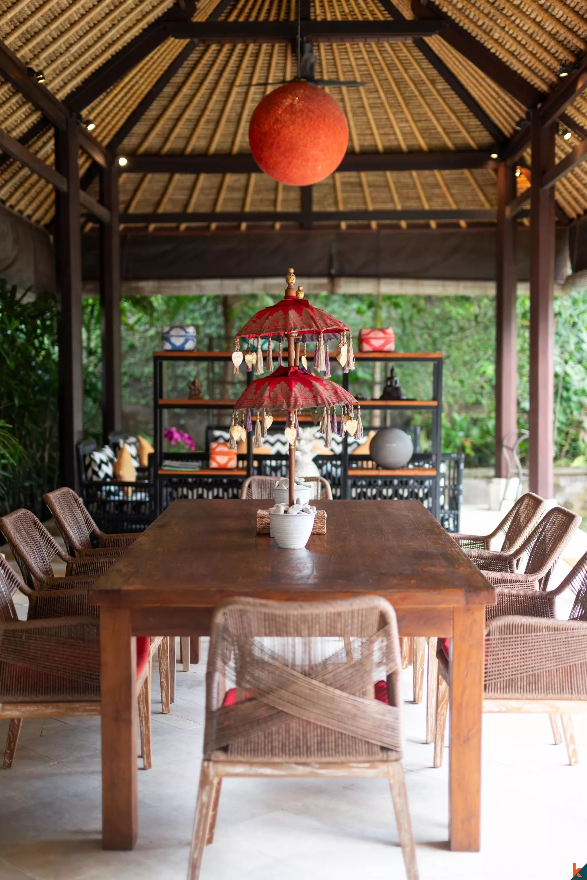 Oasis Tropis 2 Kamar Tidur dengan Kolam Renang Pribadi di Pusat Pererenan