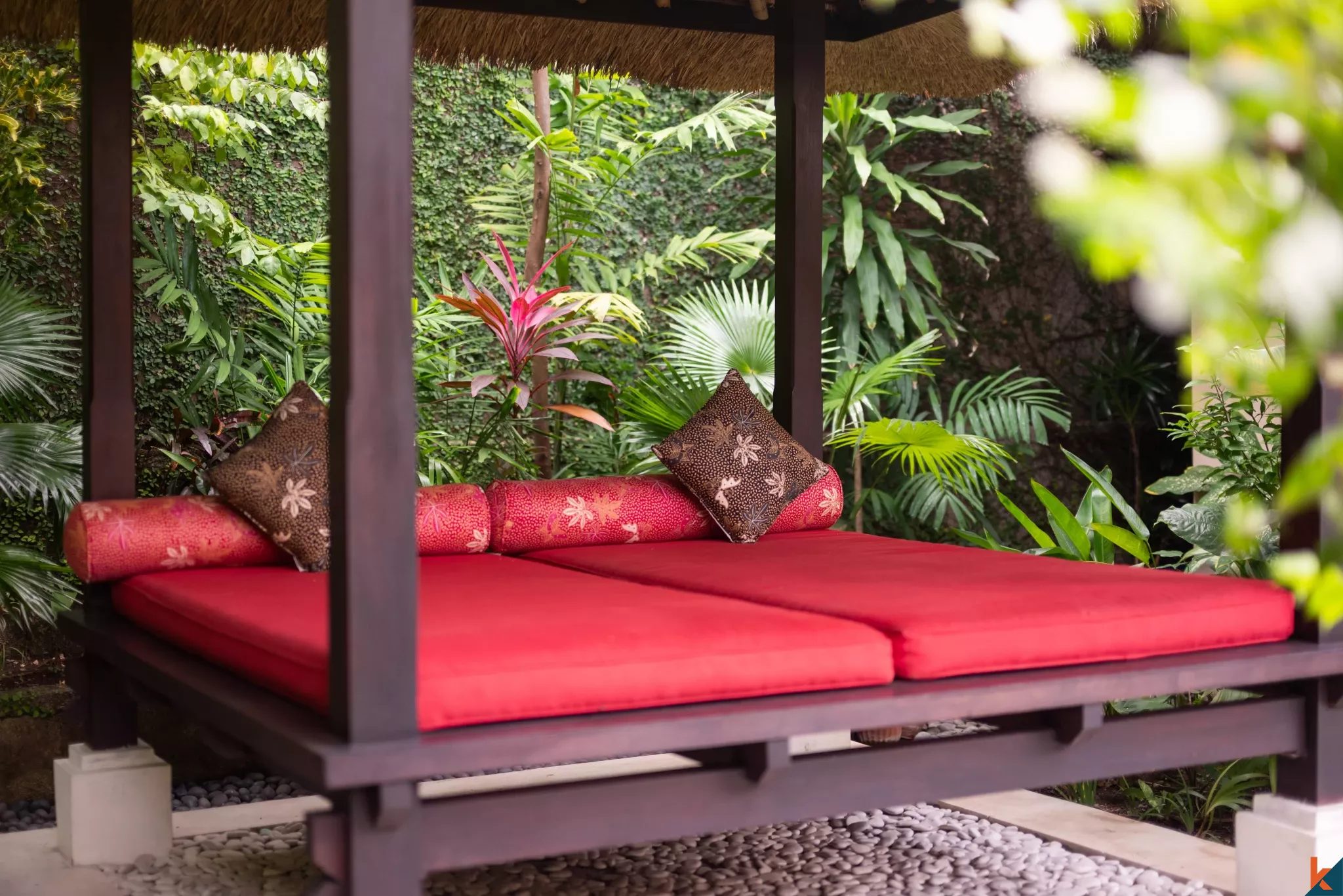 Oasis Tropis 2 Kamar Tidur dengan Kolam Renang Pribadi di Pusat Pererenan