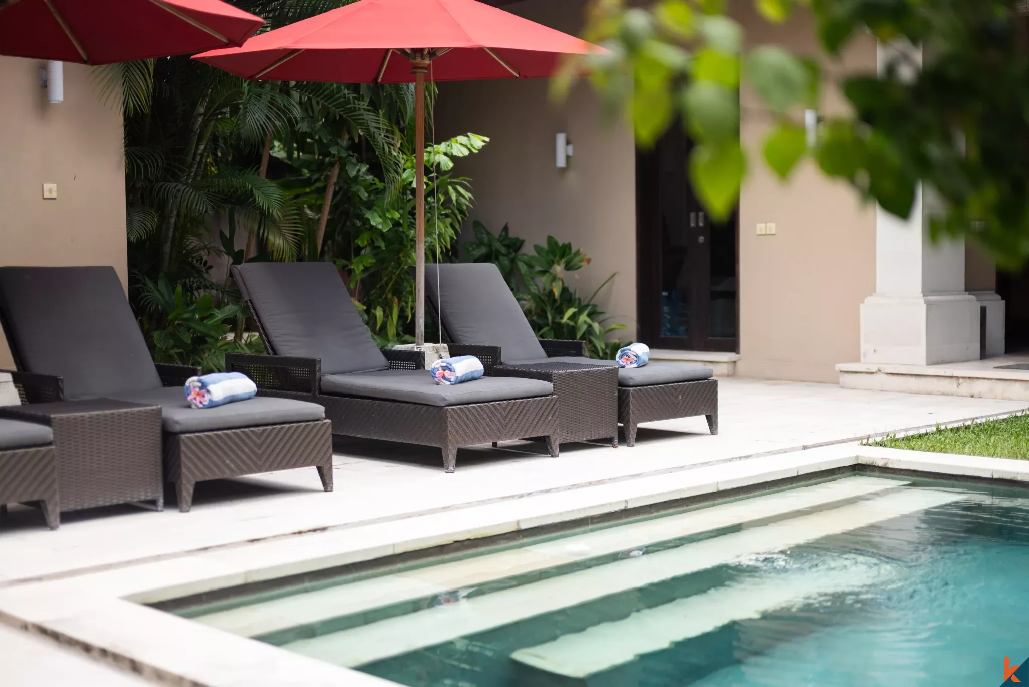 Oasis Tropis 2 Kamar Tidur dengan Kolam Renang Pribadi di Pusat Pererenan