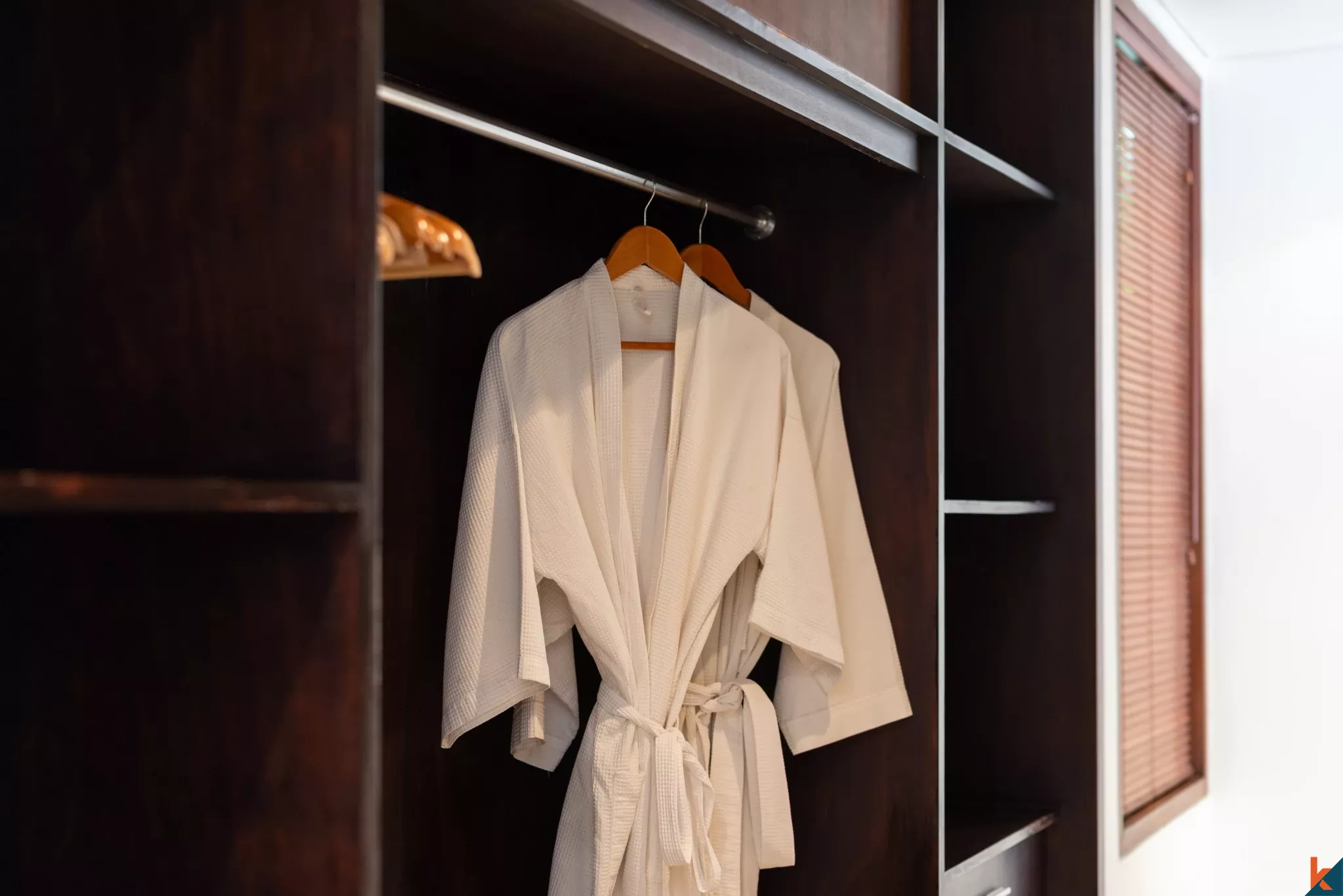 Oasis Tropis 2 Kamar Tidur dengan Kolam Renang Pribadi di Pusat Pererenan