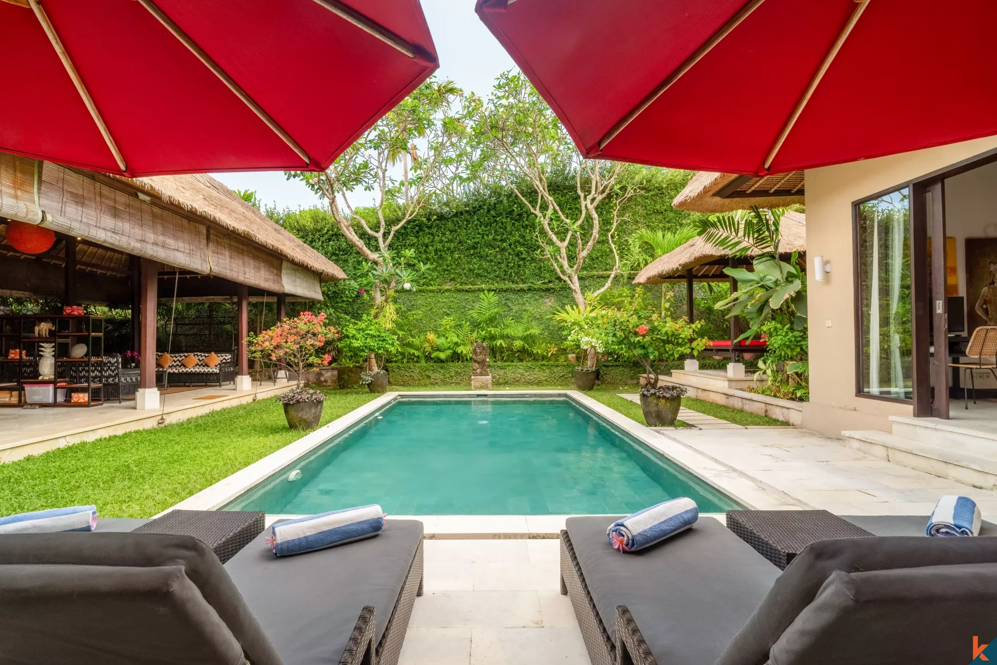 Oasis Tropis 2 Kamar Tidur dengan Kolam Renang Pribadi di Pusat Pererenan