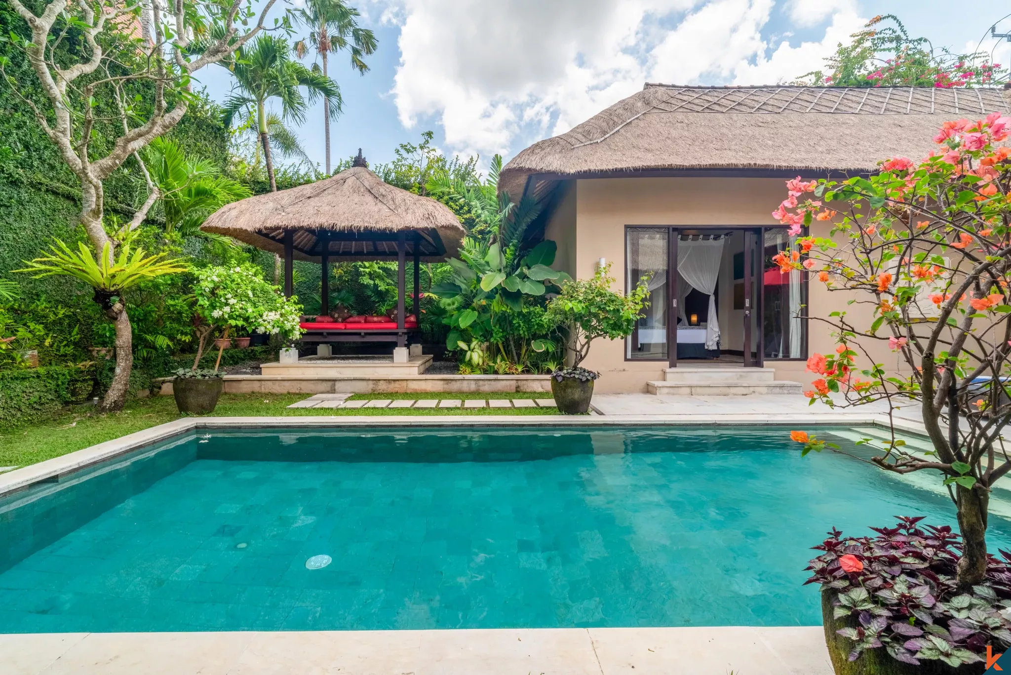 Oasis Tropis 2 Kamar Tidur dengan Kolam Renang Pribadi di Pusat Pererenan