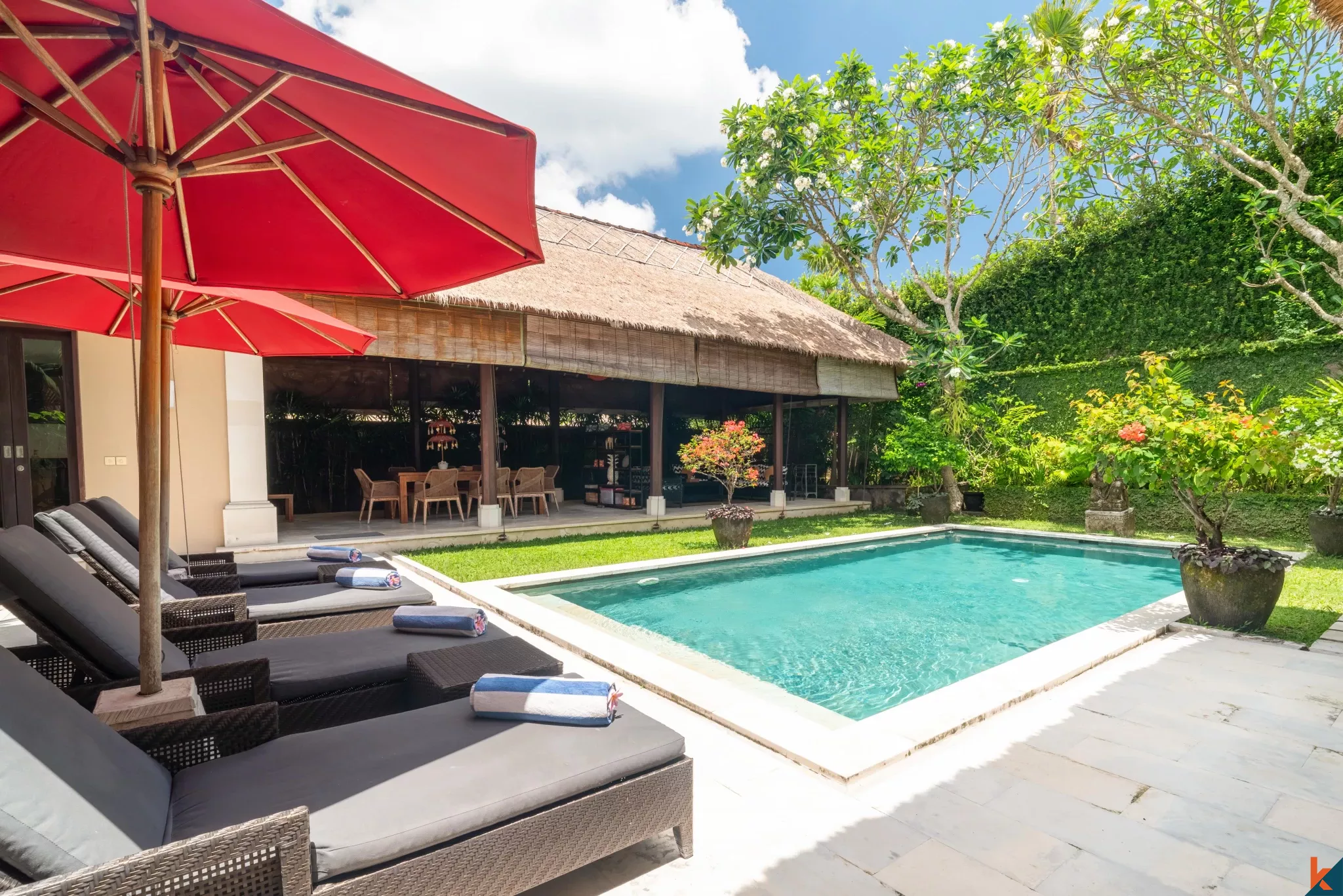 Oasis Tropis 2 Kamar Tidur dengan Kolam Renang Pribadi di Pusat Pererenan