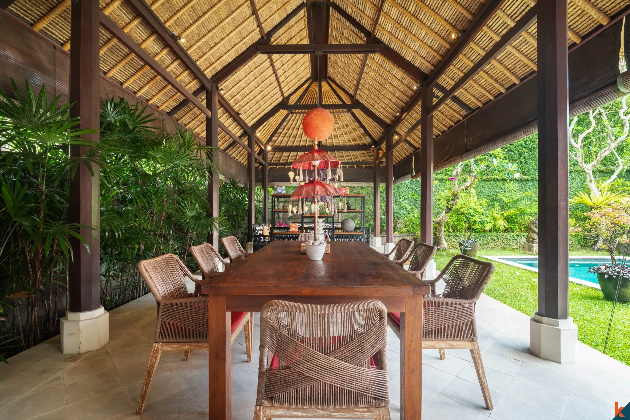 Oasis Tropis 2 Kamar Tidur dengan Kolam Renang Pribadi di Pusat Pererenan