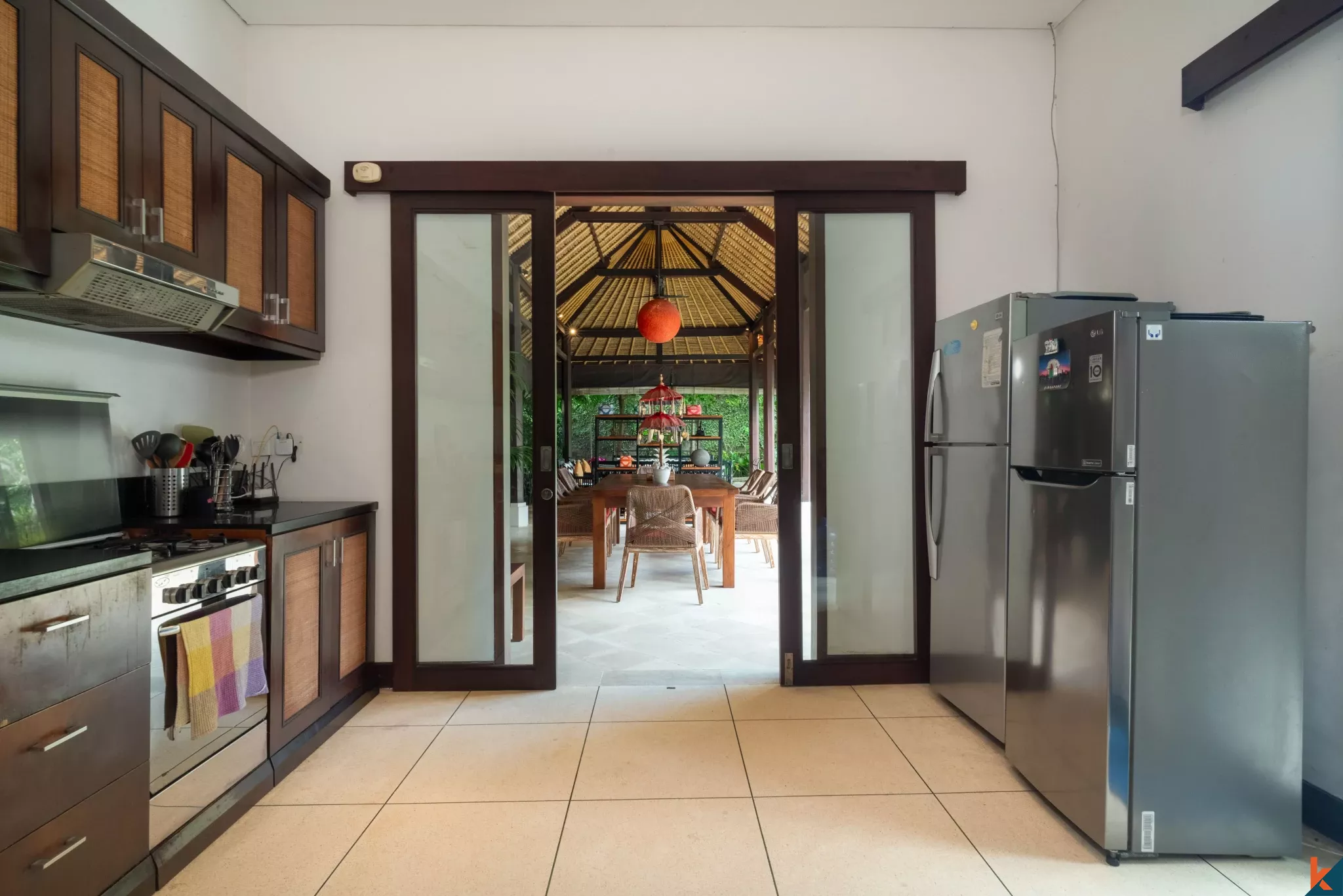 Oasis Tropis 2 Kamar Tidur dengan Kolam Renang Pribadi di Pusat Pererenan