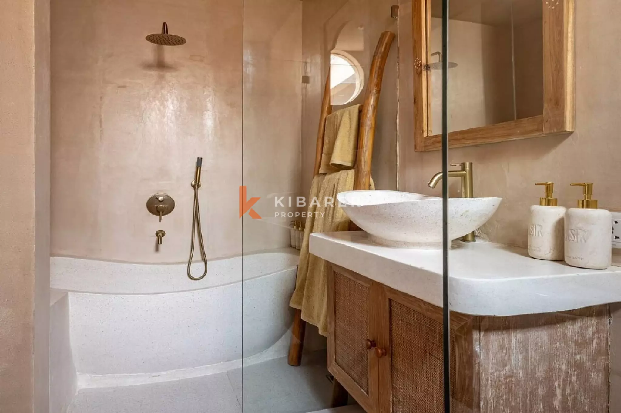 Vila Tertutup Dua Kamar Tidur dengan Harmoni Feng Shui di Bingin