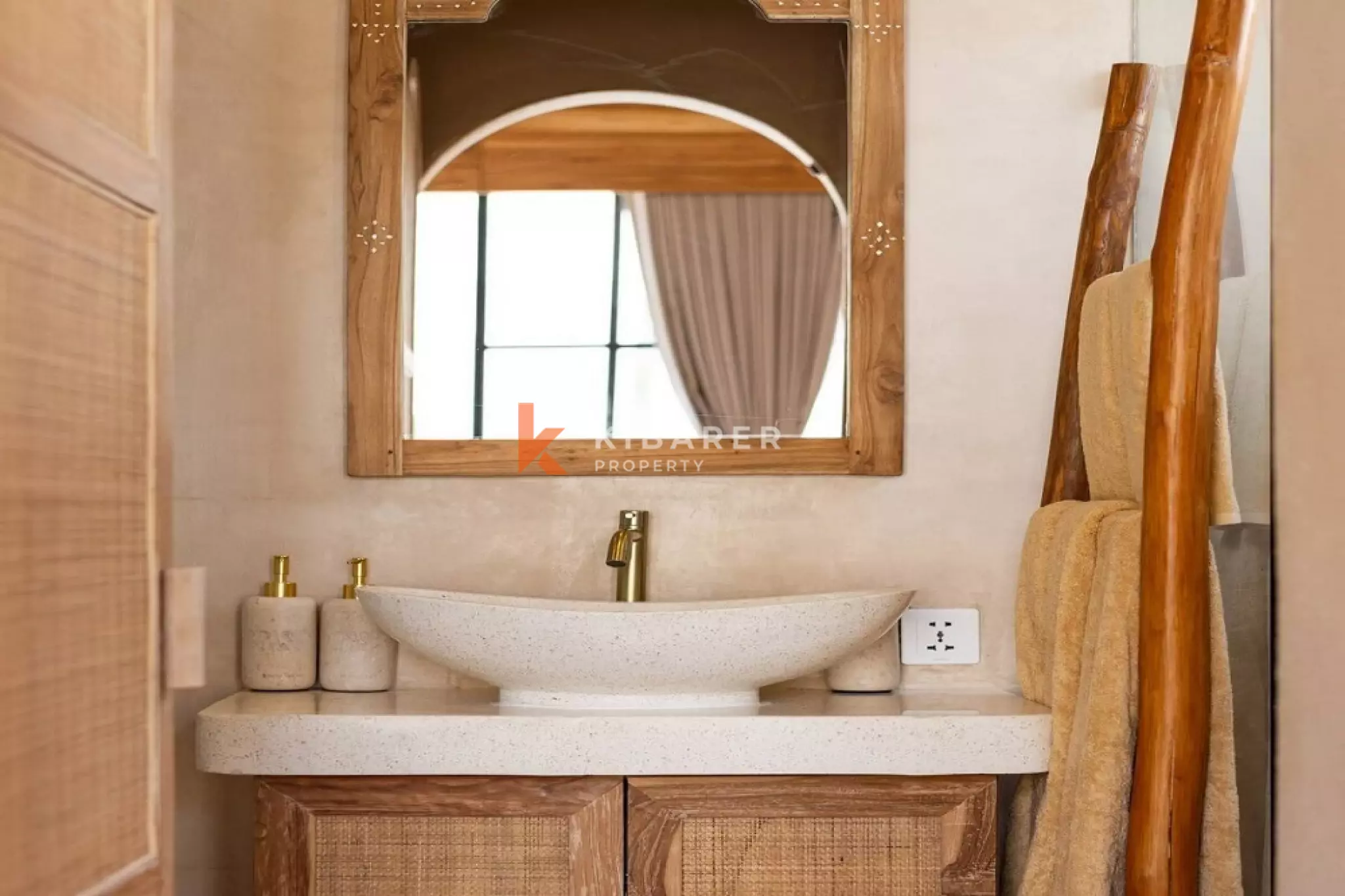 Vila Tertutup Dua Kamar Tidur dengan Harmoni Feng Shui di Bingin