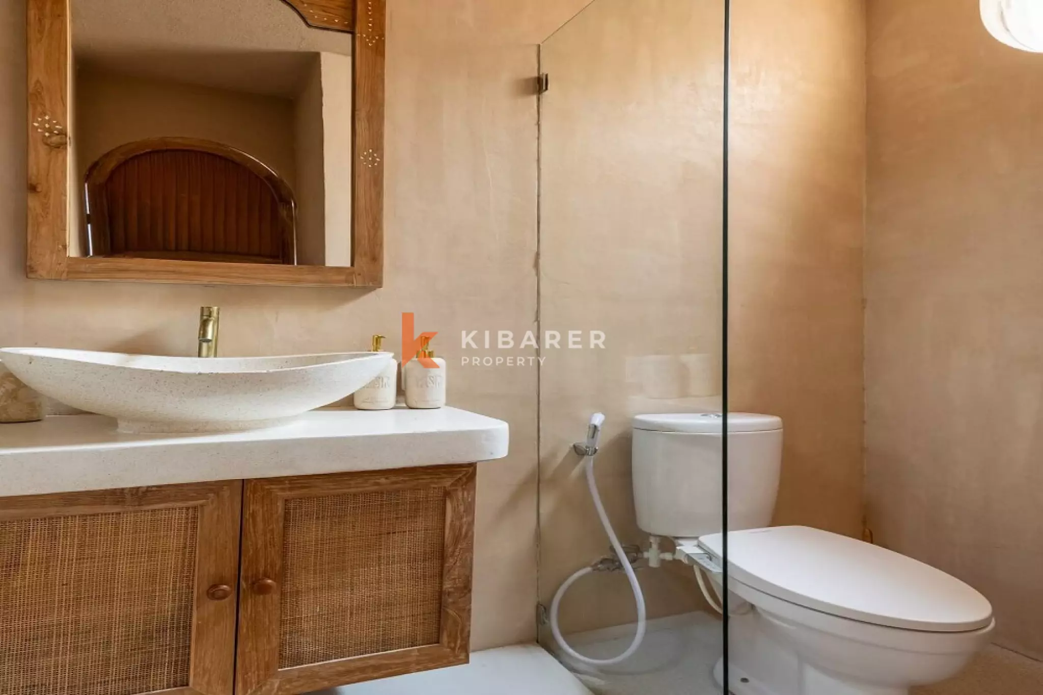 Vila Tertutup Dua Kamar Tidur dengan Harmoni Feng Shui di Bingin