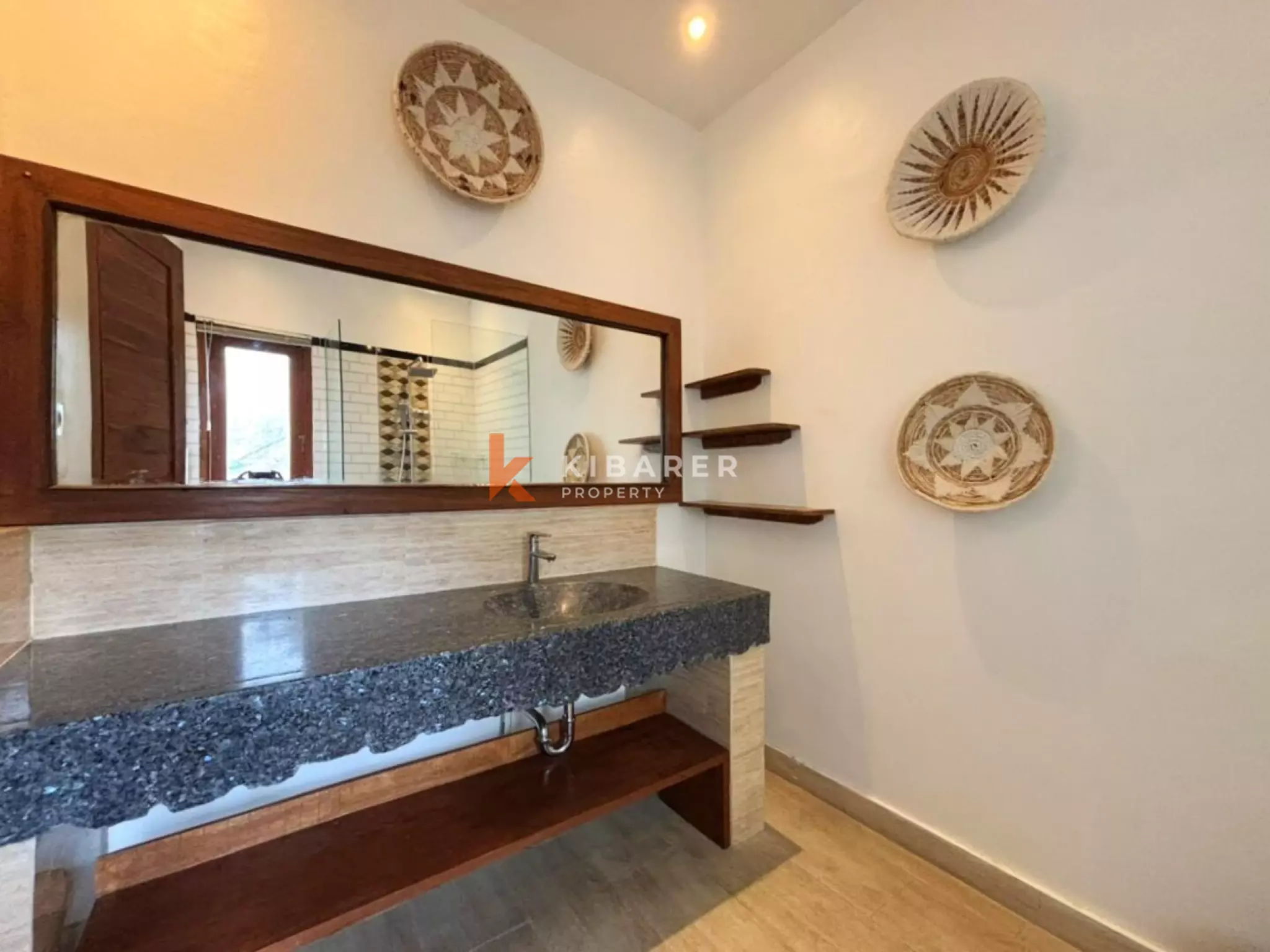 The Wooden Surfhouse - Vila Tiga Kamar Tidur Dekat Pantai Pererenan