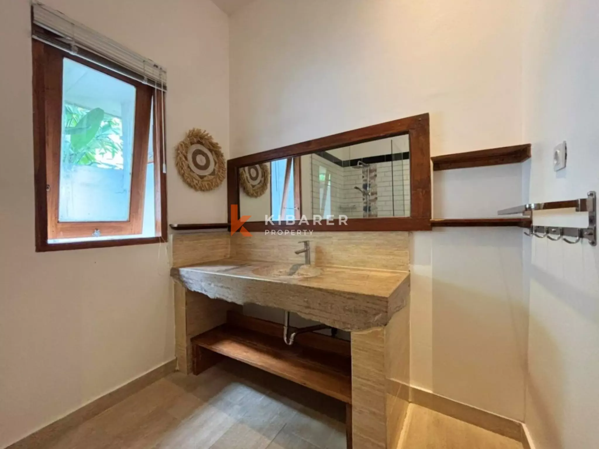 The Wooden Surfhouse - Vila Tiga Kamar Tidur Dekat Pantai Pererenan