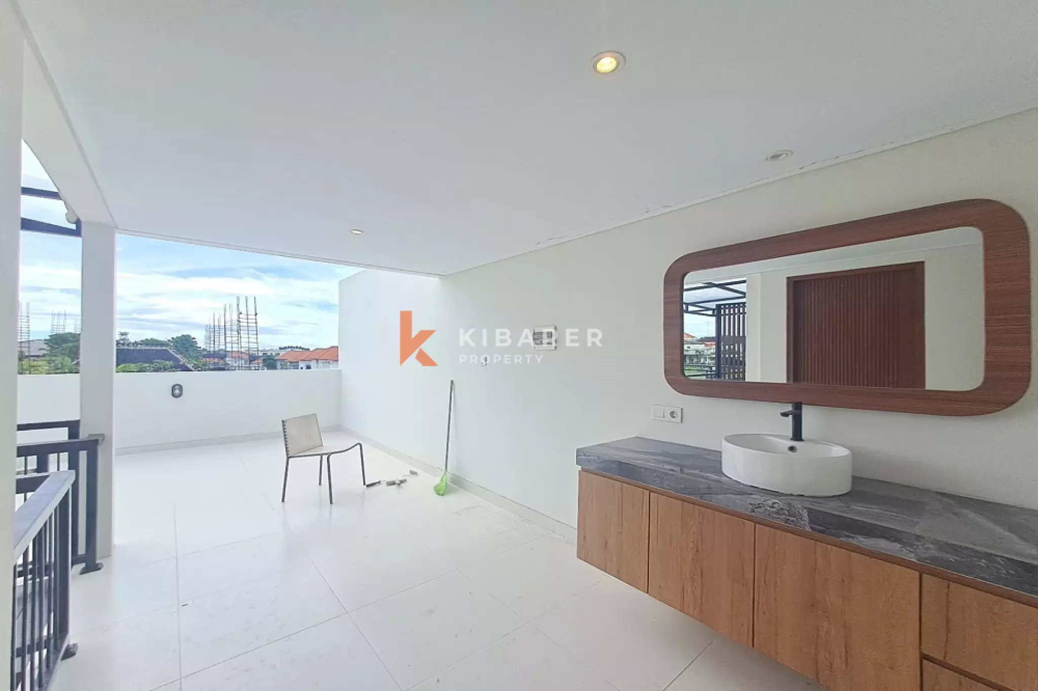 Villa minimaliste de deux chambres avec espace de vie ouvert dans le centre d'Umalas