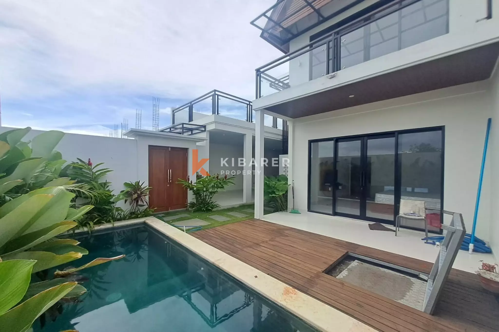 Villa minimaliste de deux chambres avec espace de vie ouvert dans le centre d'Umalas