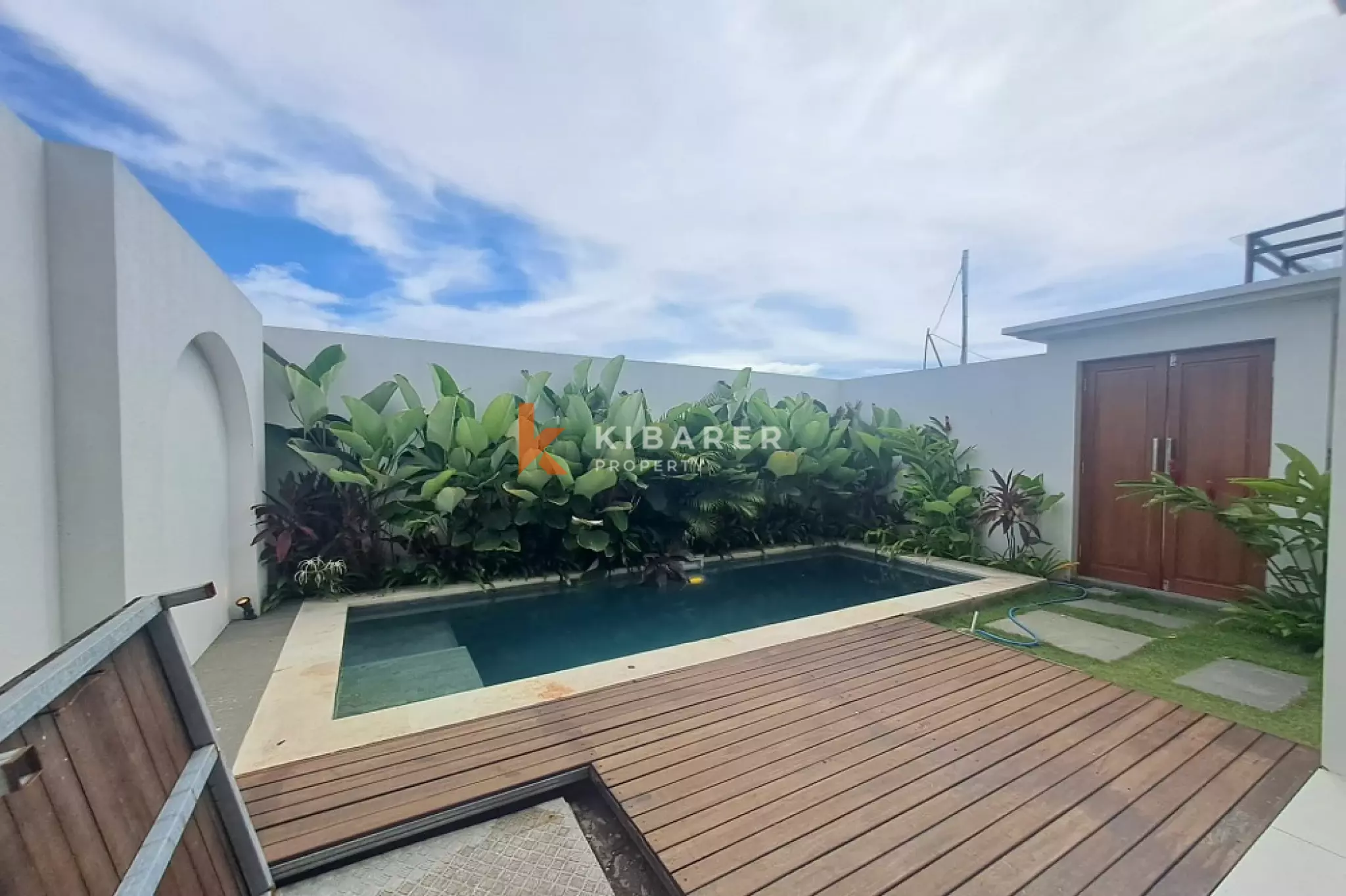 Villa minimaliste de deux chambres avec espace de vie ouvert dans le centre d'Umalas