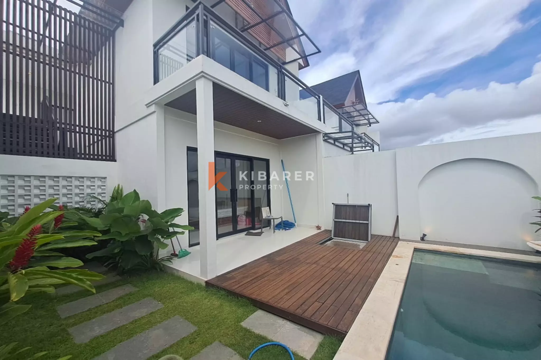 Villa minimaliste de deux chambres avec espace de vie ouvert dans le centre d'Umalas