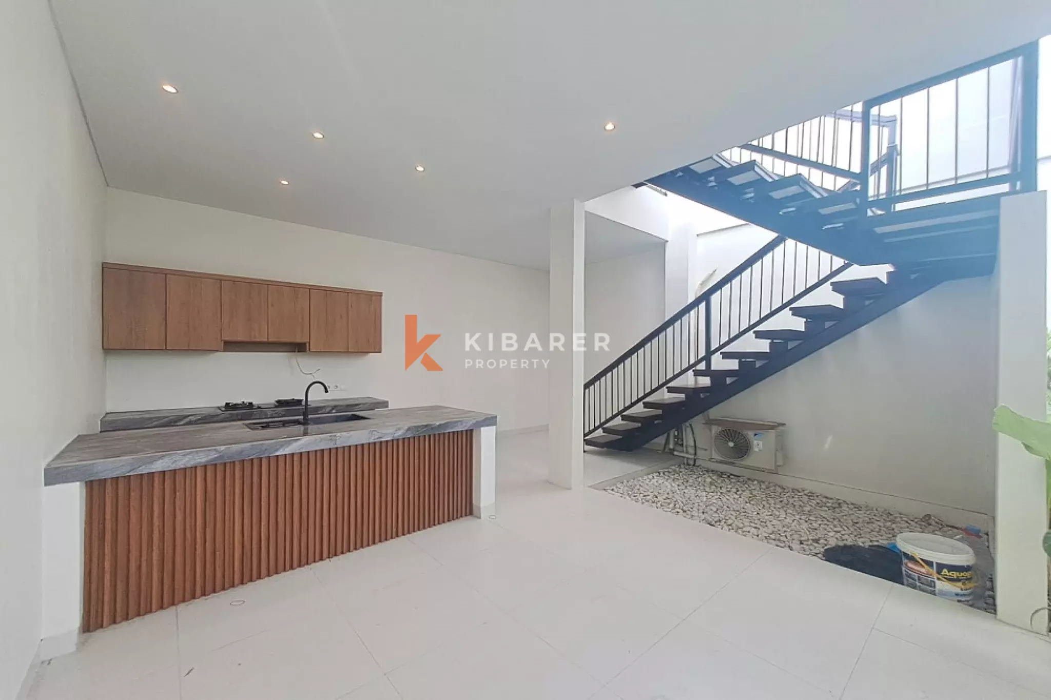 Villa minimaliste de deux chambres avec espace de vie ouvert dans le centre d'Umalas