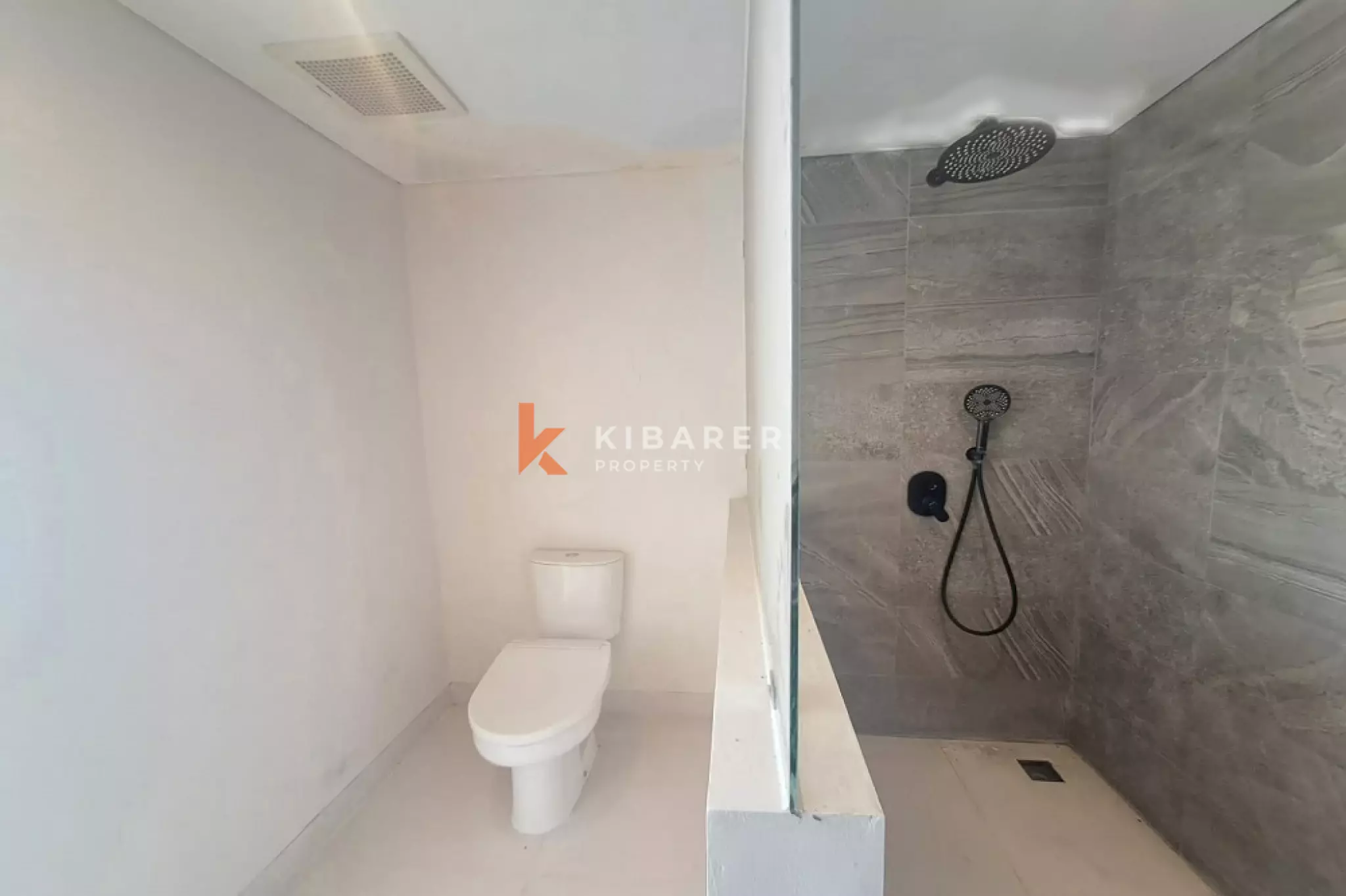 Villa minimaliste de deux chambres avec espace de vie ouvert dans le centre d'Umalas