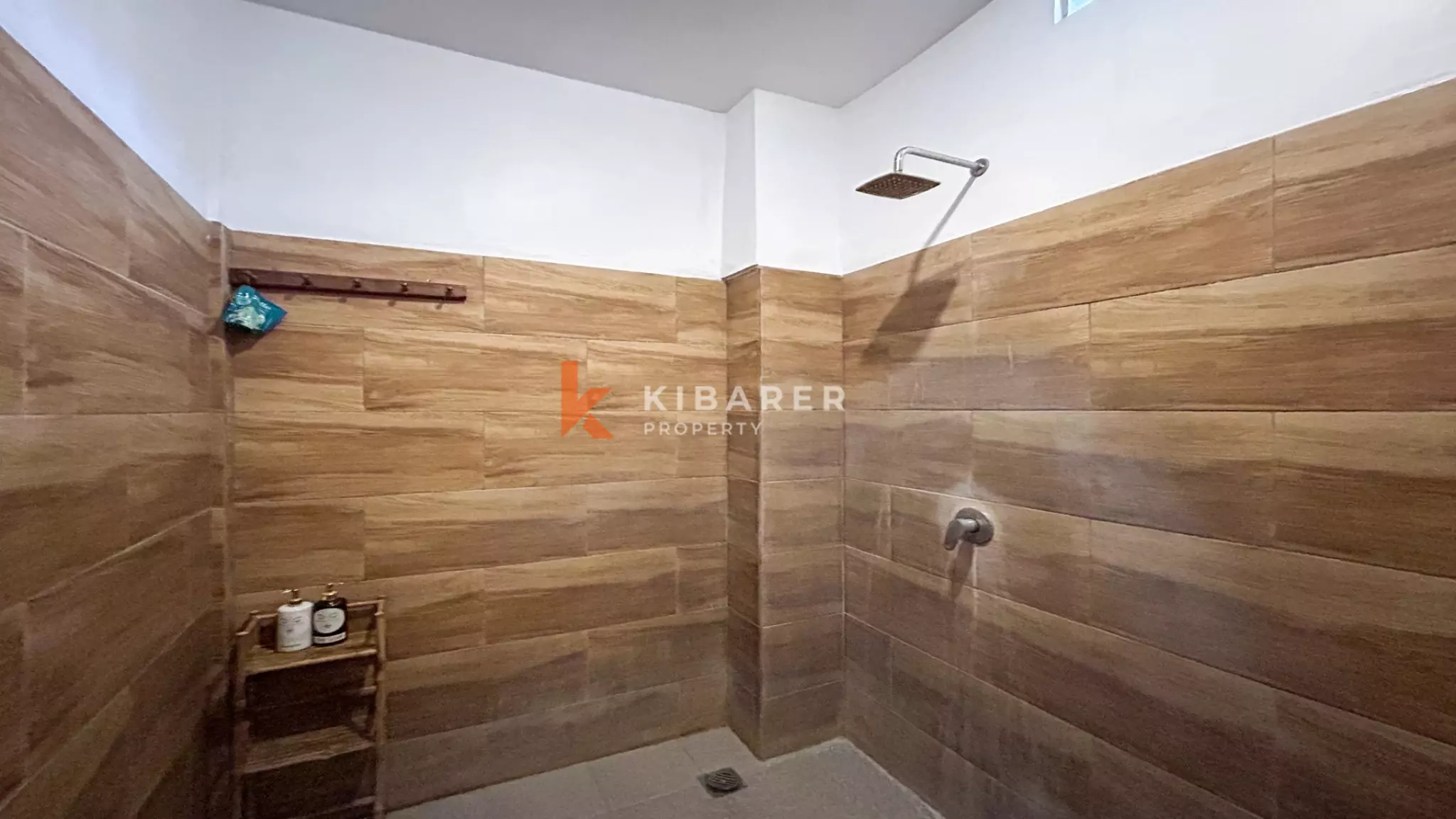 Charmante maison d'hôtes de cinq chambres avec piscine et espace de vie ouvert au cœur de Berawa