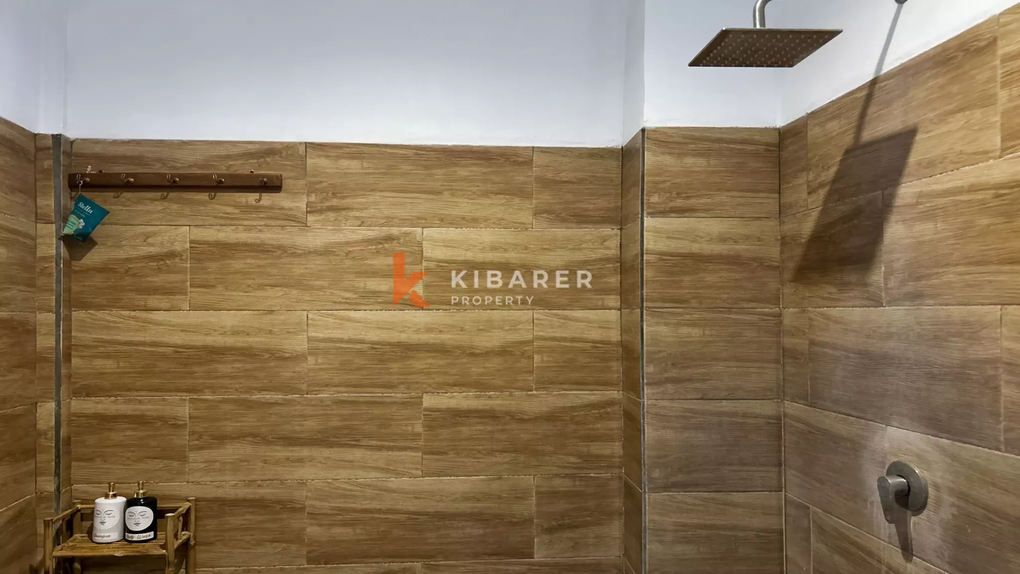 Charmante maison d'hôtes de cinq chambres avec piscine et espace de vie ouvert au cœur de Berawa