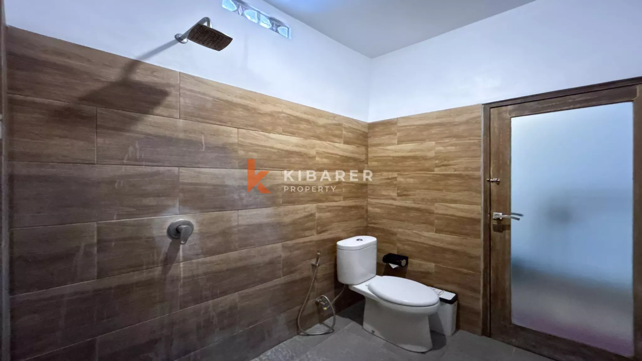 Charmante maison d'hôtes de cinq chambres avec piscine et espace de vie ouvert au cœur de Berawa