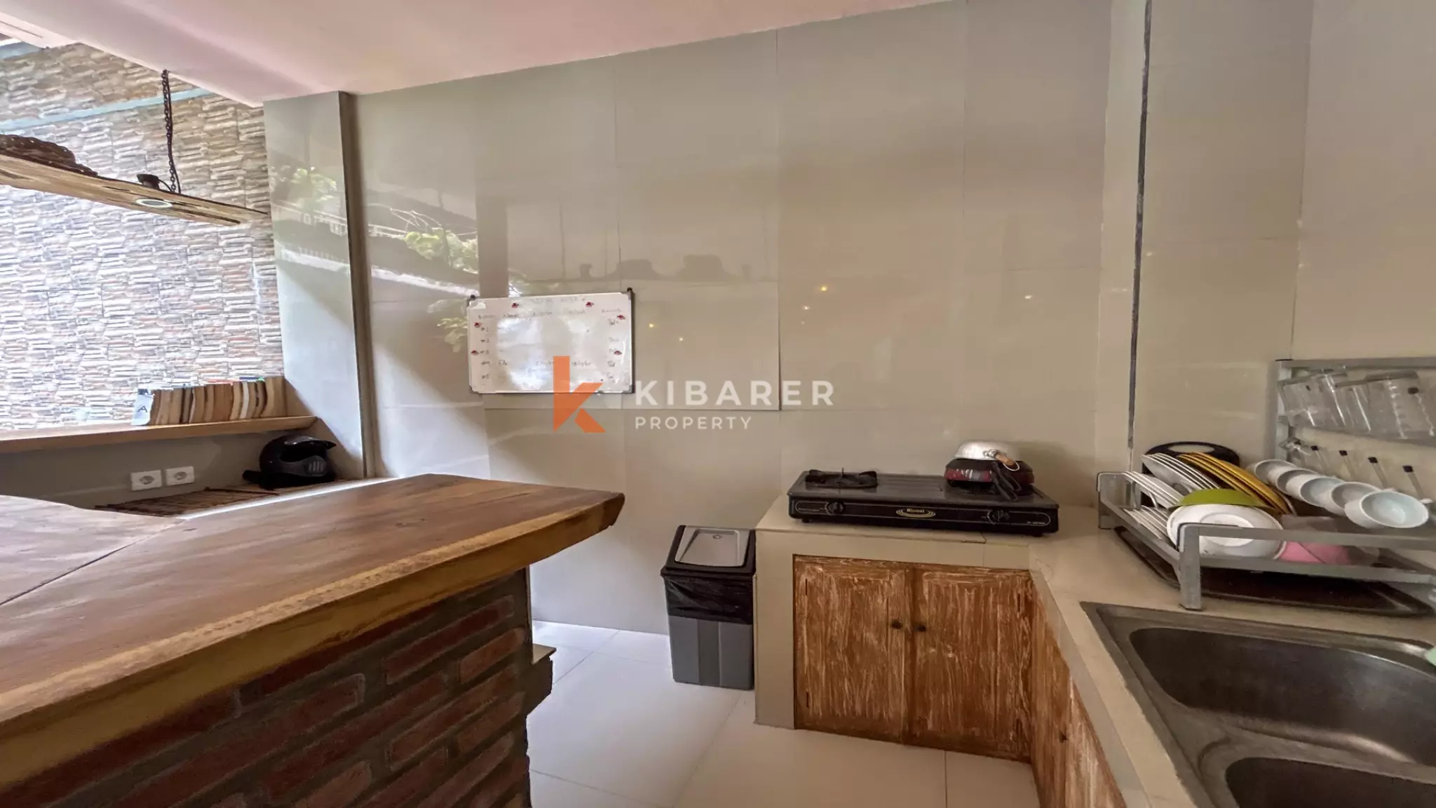 Charmante maison d'hôtes de cinq chambres avec piscine et espace de vie ouvert au cœur de Berawa