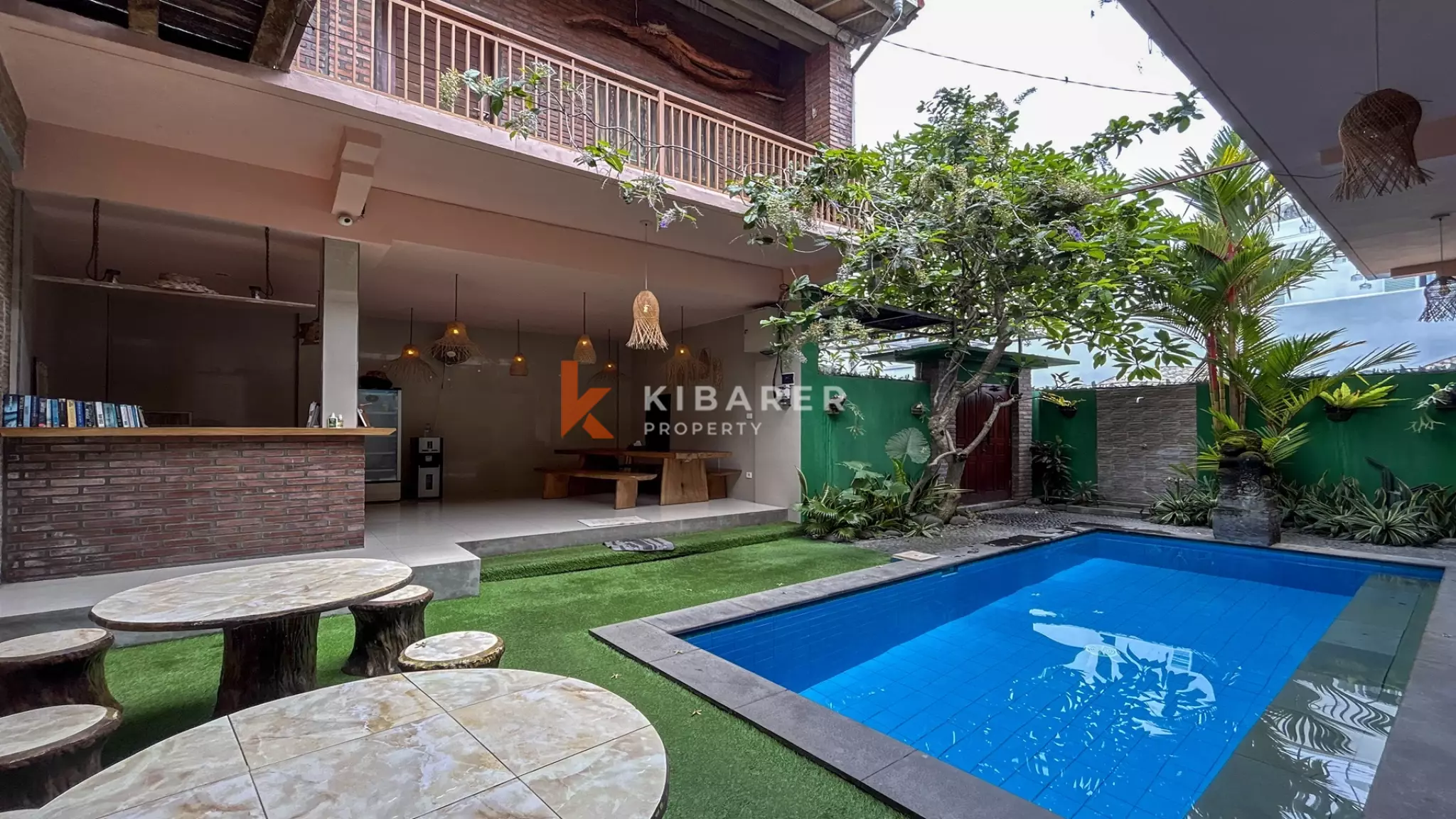 Charmante maison d'hôtes de cinq chambres avec piscine et espace de vie ouvert au cœur de Berawa