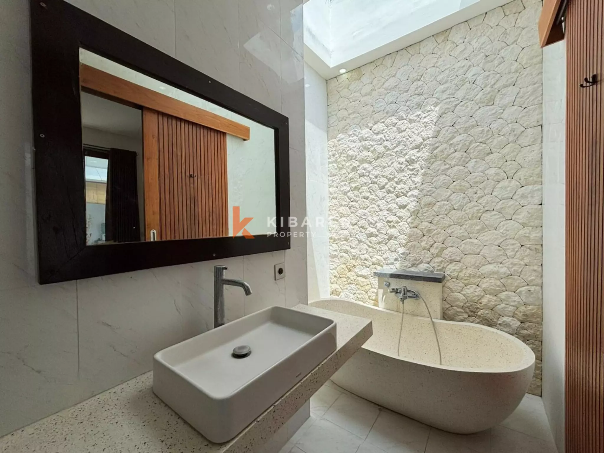 Vila Dua Kamar Tidur dengan Ruang Terbuka Tropis yang Elegan di Kerobokan