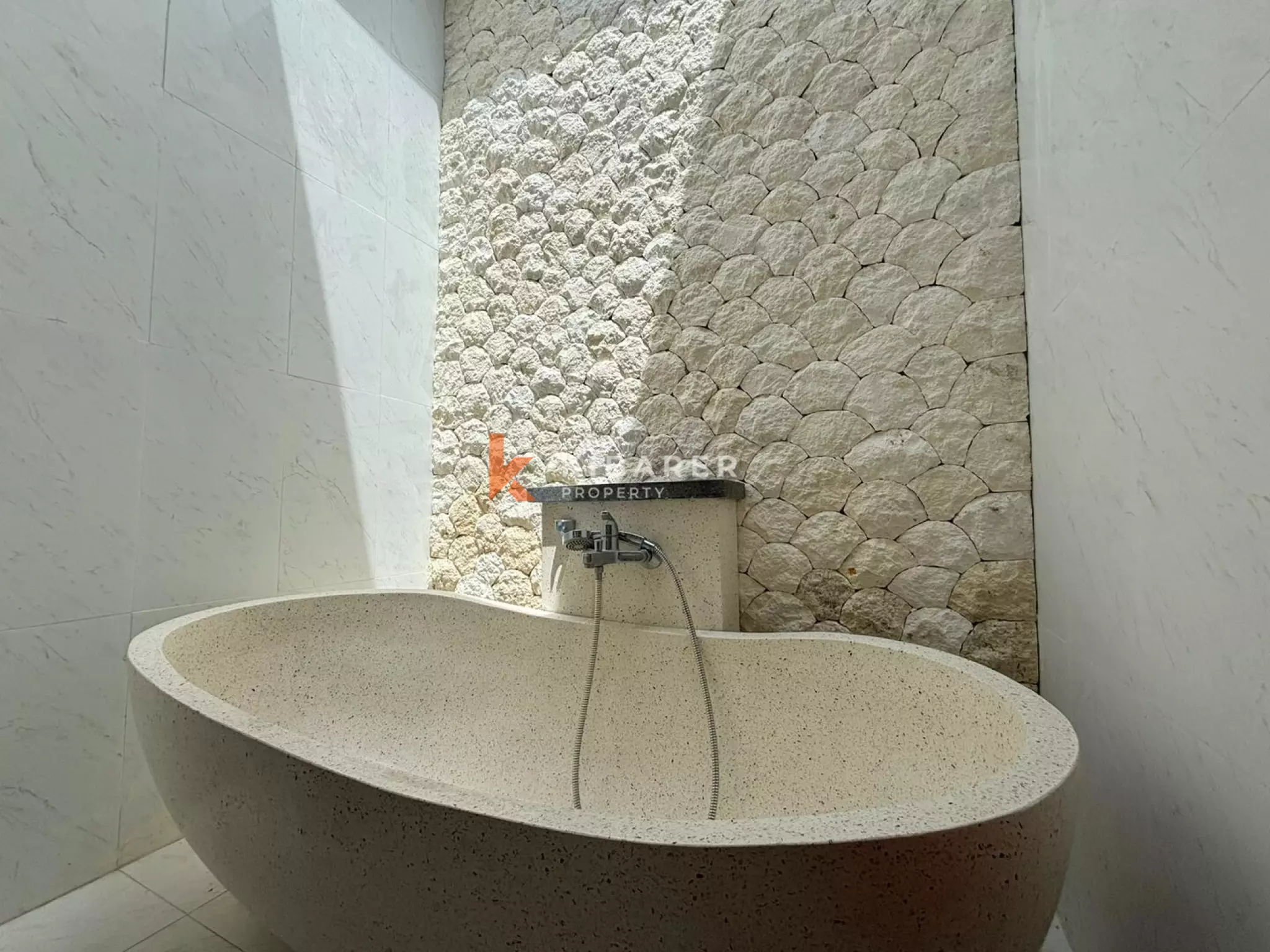 Vila Dua Kamar Tidur dengan Ruang Terbuka Tropis yang Elegan di Kerobokan