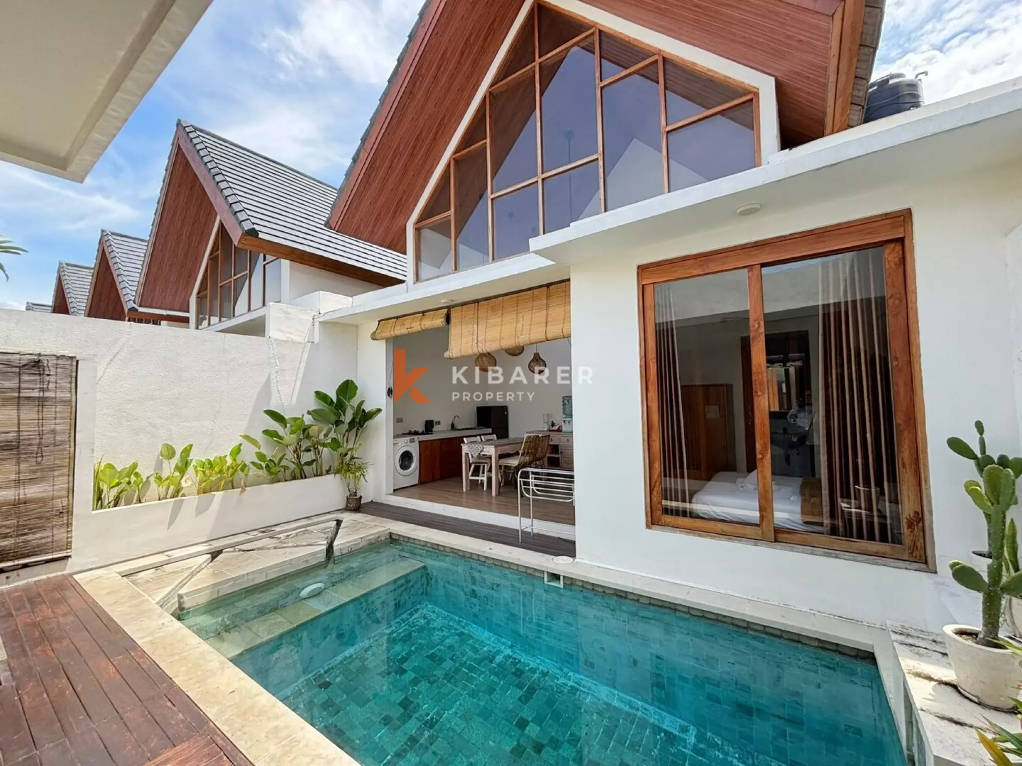 Vila Dua Kamar Tidur dengan Ruang Terbuka Tropis yang Elegan di Kerobokan