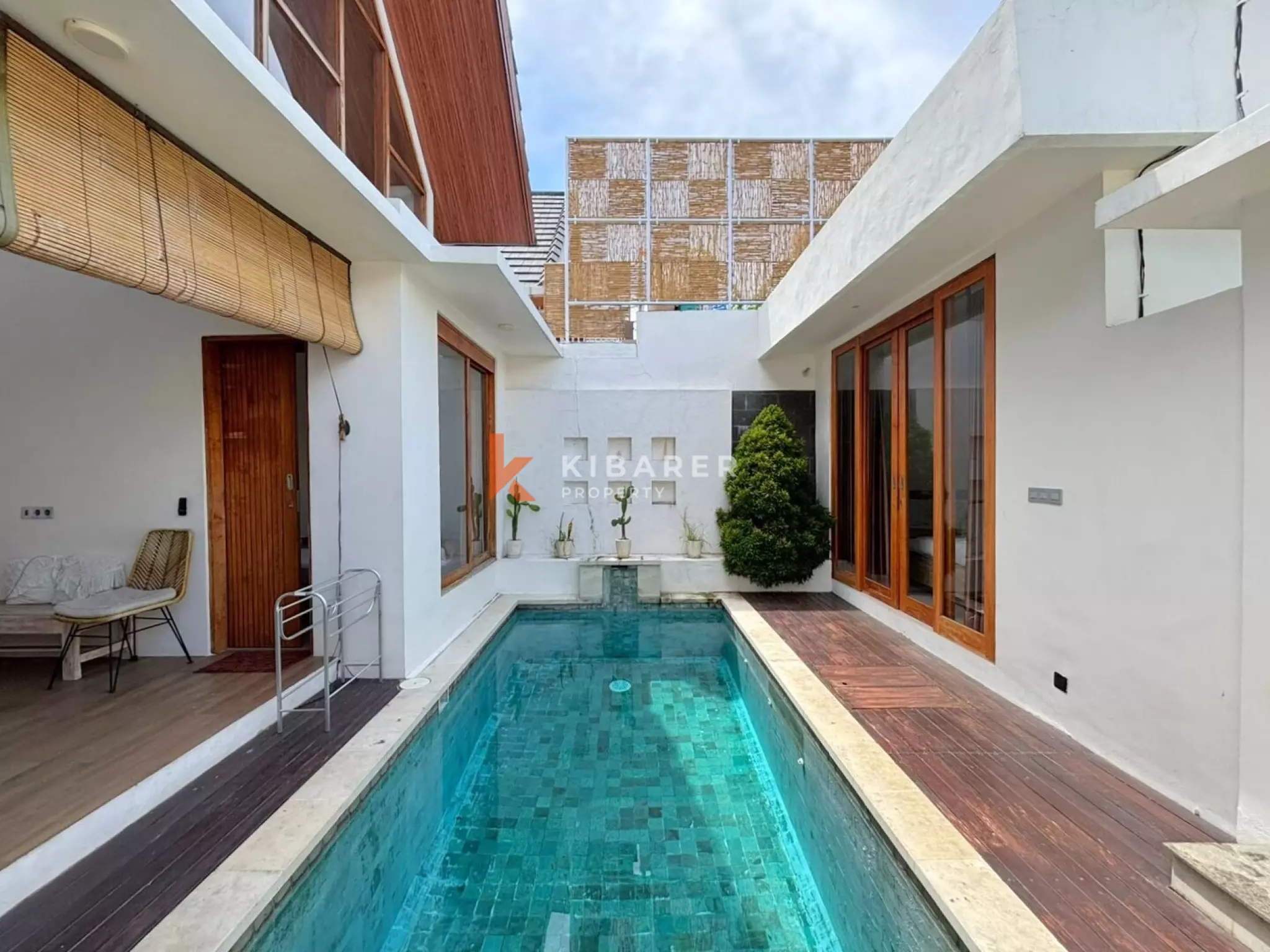 Vila Dua Kamar Tidur dengan Ruang Terbuka Tropis yang Elegan di Kerobokan