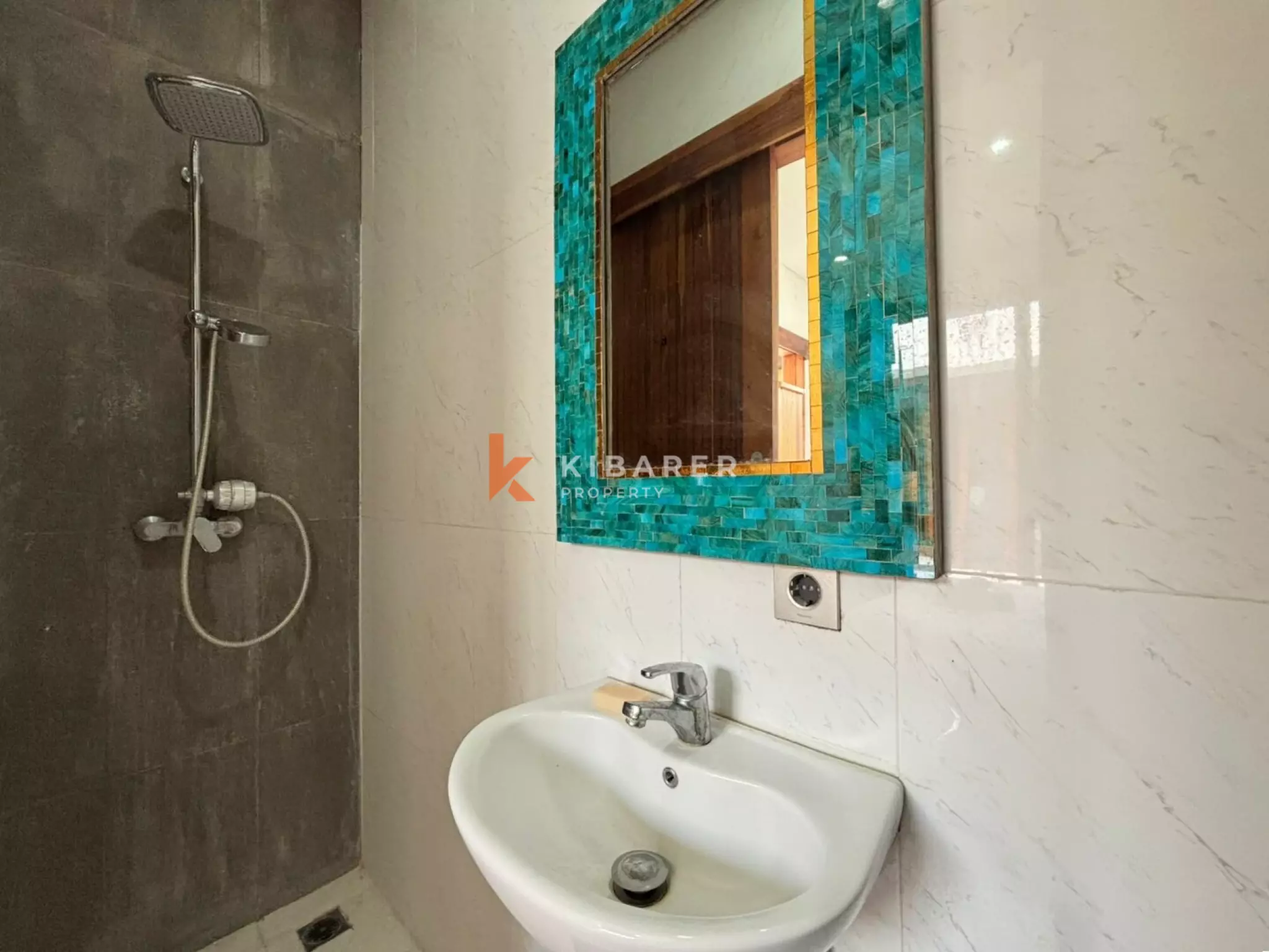 Vila Dua Kamar Tidur dengan Ruang Terbuka Tropis yang Elegan di Kerobokan