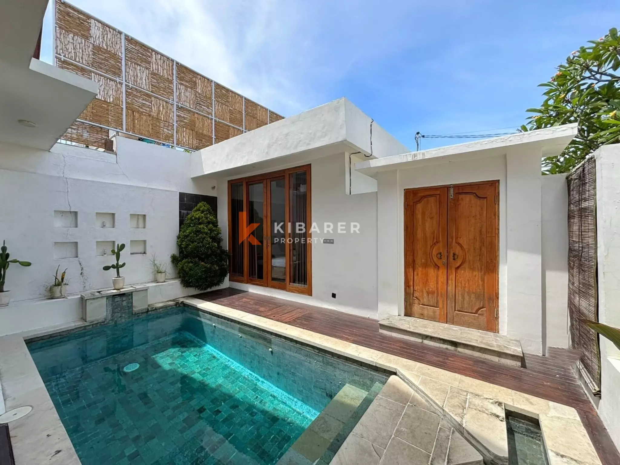 Vila Dua Kamar Tidur dengan Ruang Terbuka Tropis yang Elegan di Kerobokan