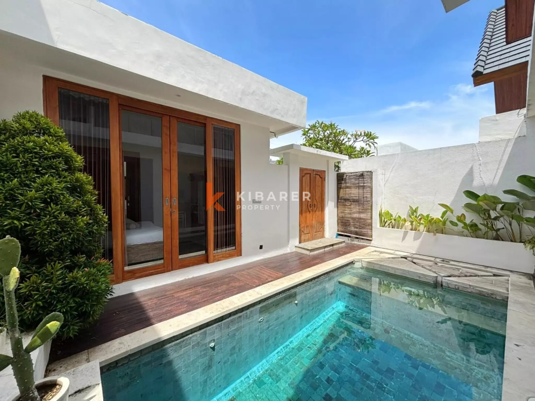 Vila Dua Kamar Tidur dengan Ruang Terbuka Tropis yang Elegan di Kerobokan